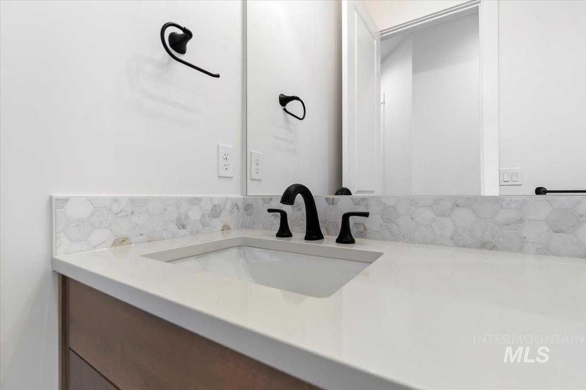 2085 E Blakehurst Ave