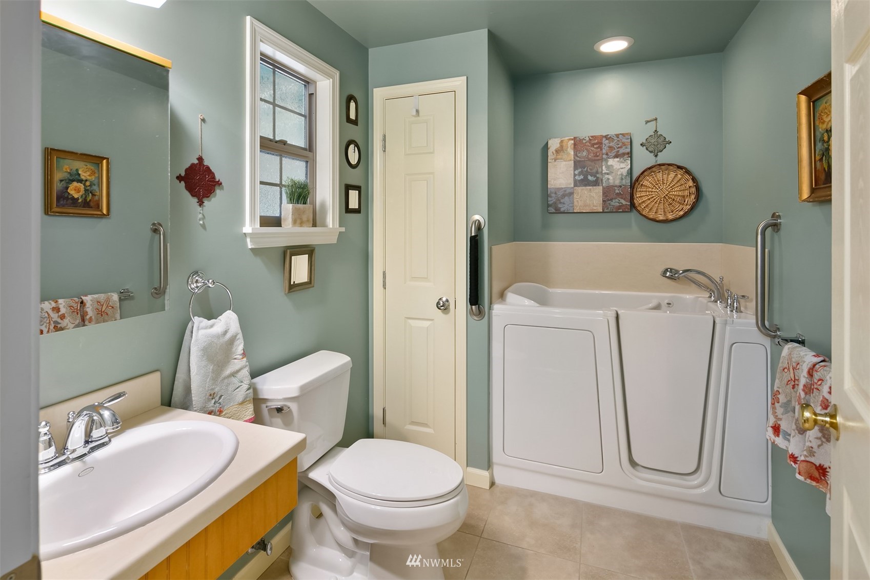 552 S 158th Street