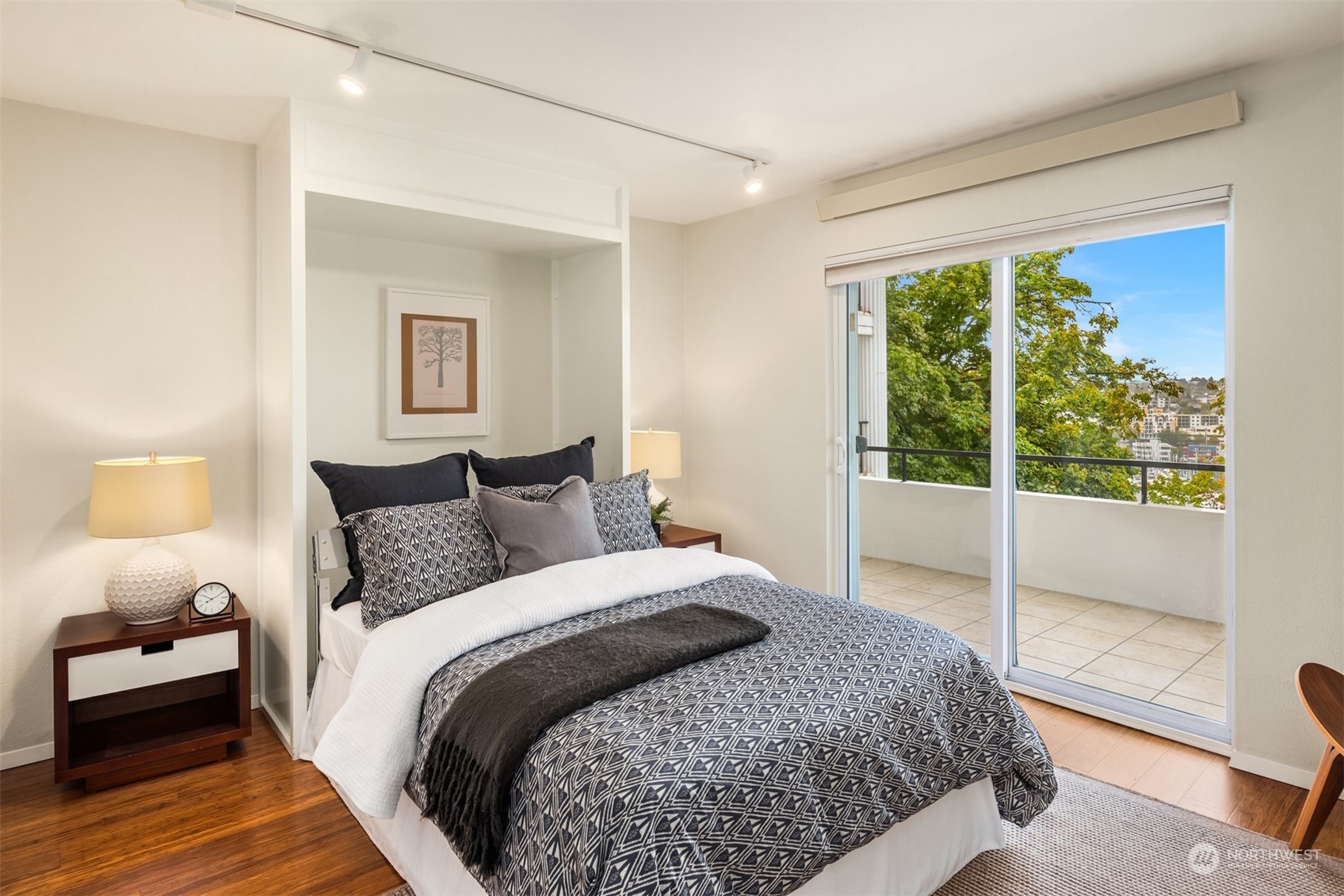 2565 Dexter Avenue N Unit: 204