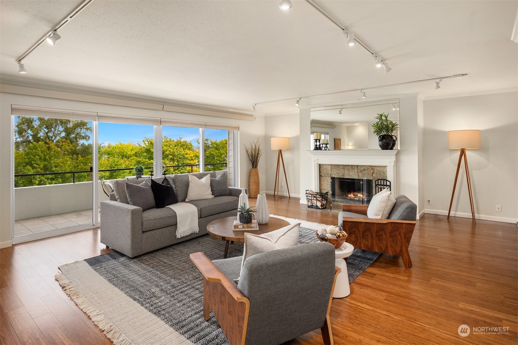 2565 Dexter Avenue N Unit: 204