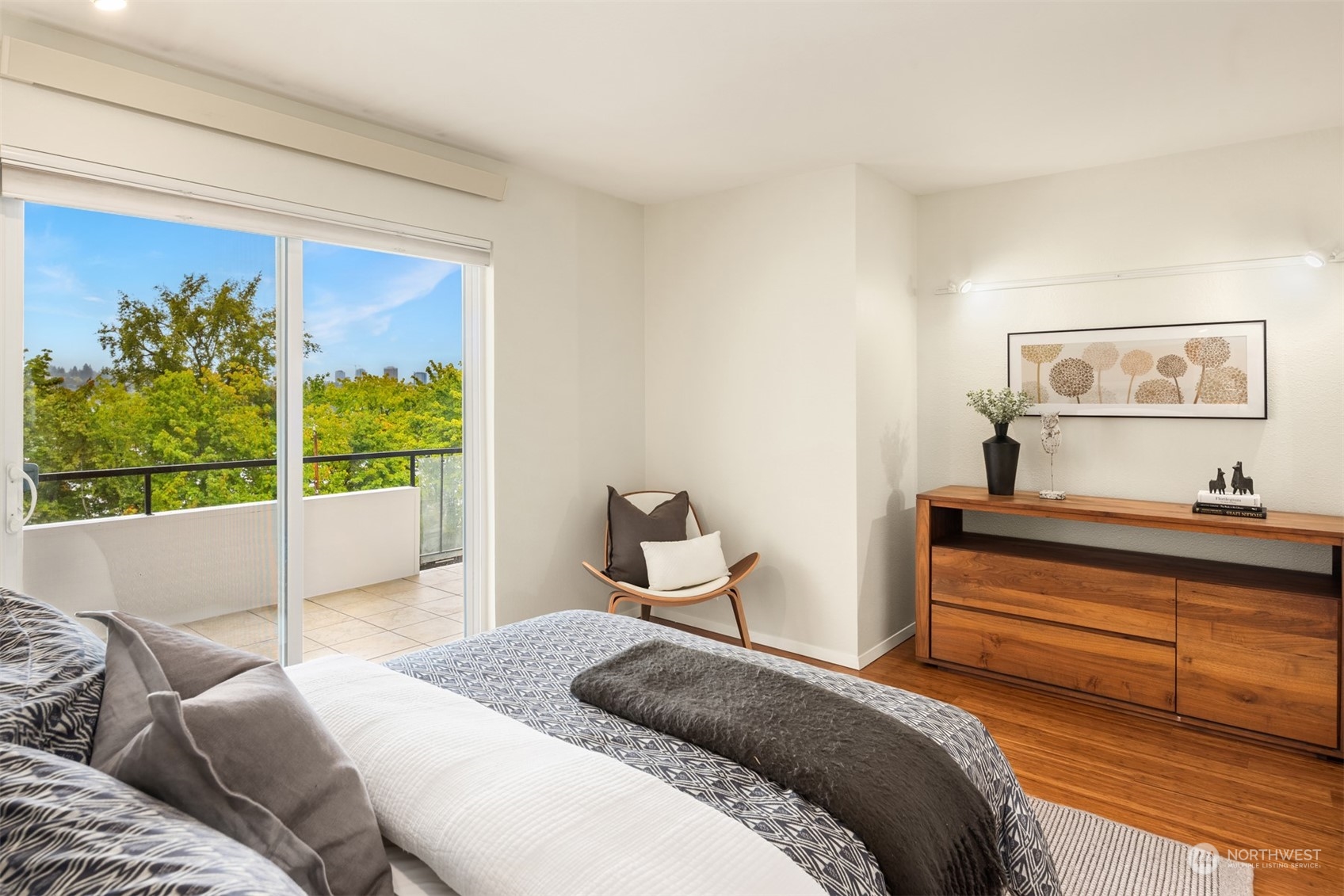 2565 Dexter Avenue N Unit: 204