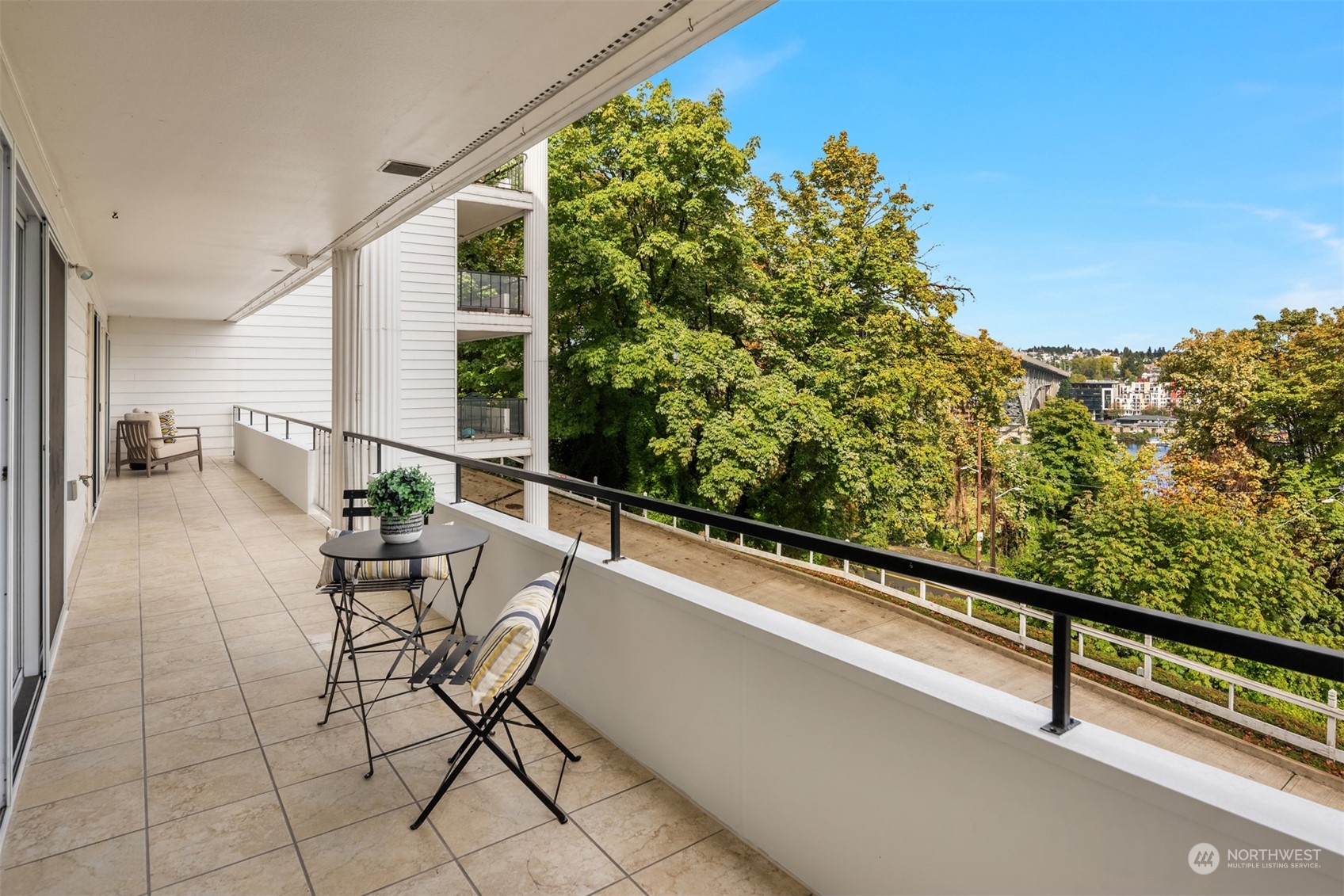 2565 Dexter Avenue N Unit: 204
