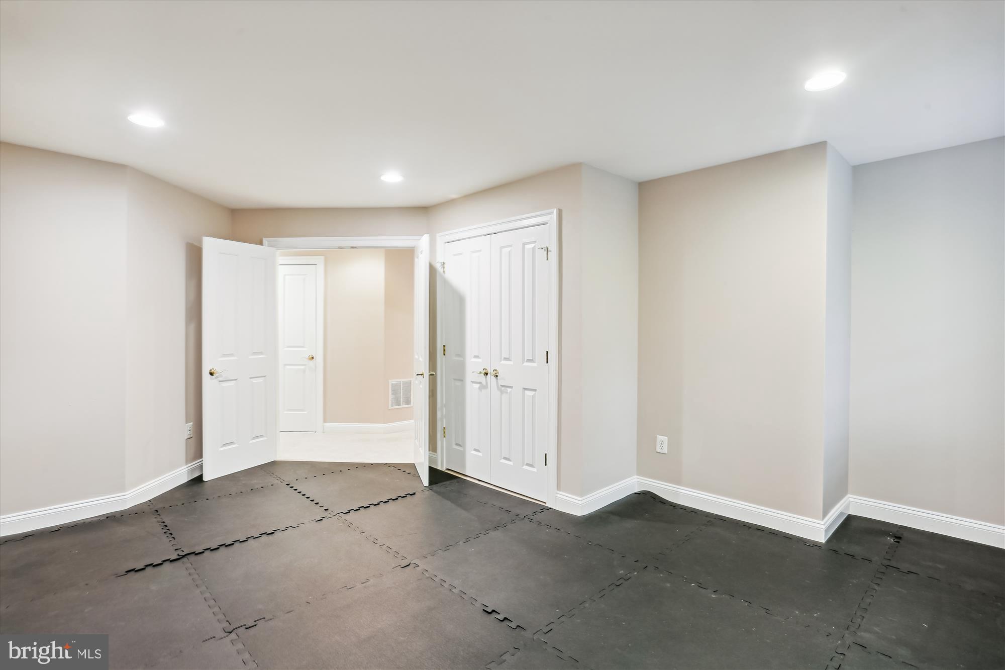 6008 Lux LANE