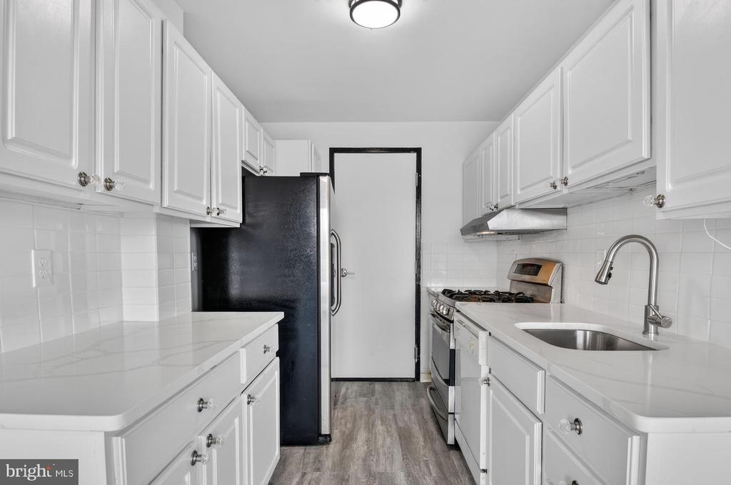 10201 GROSVENOR PLACE Unit: 1504