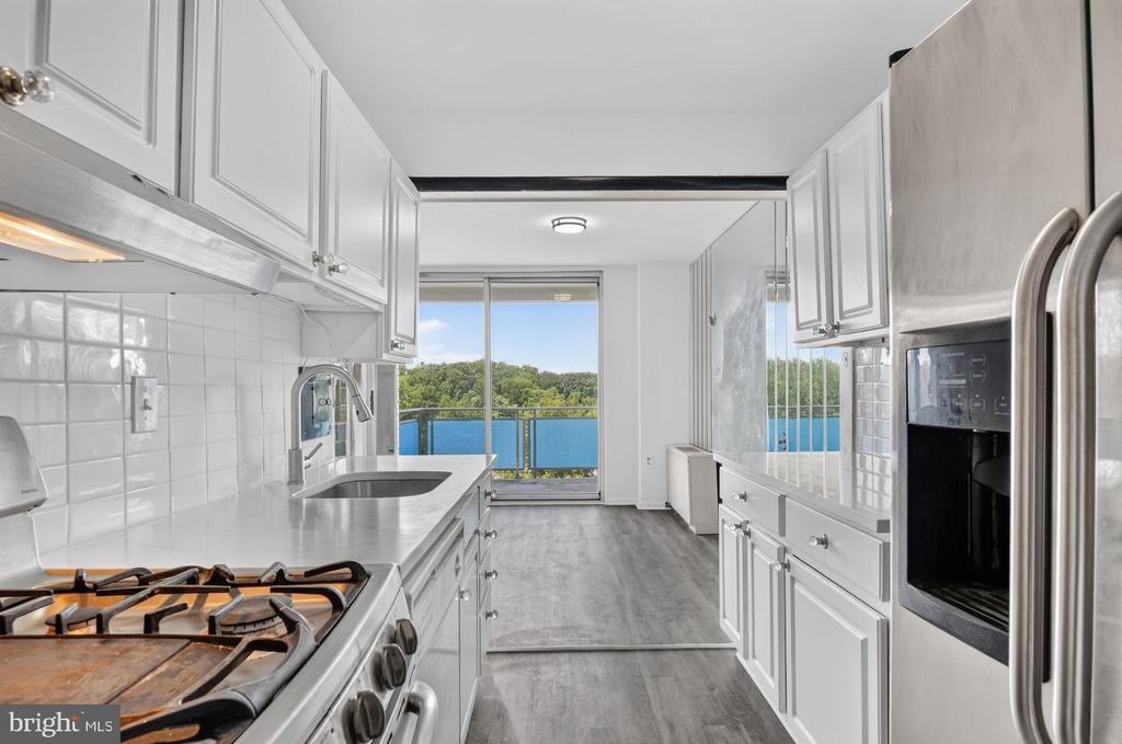 10201 GROSVENOR PLACE Unit: 1504