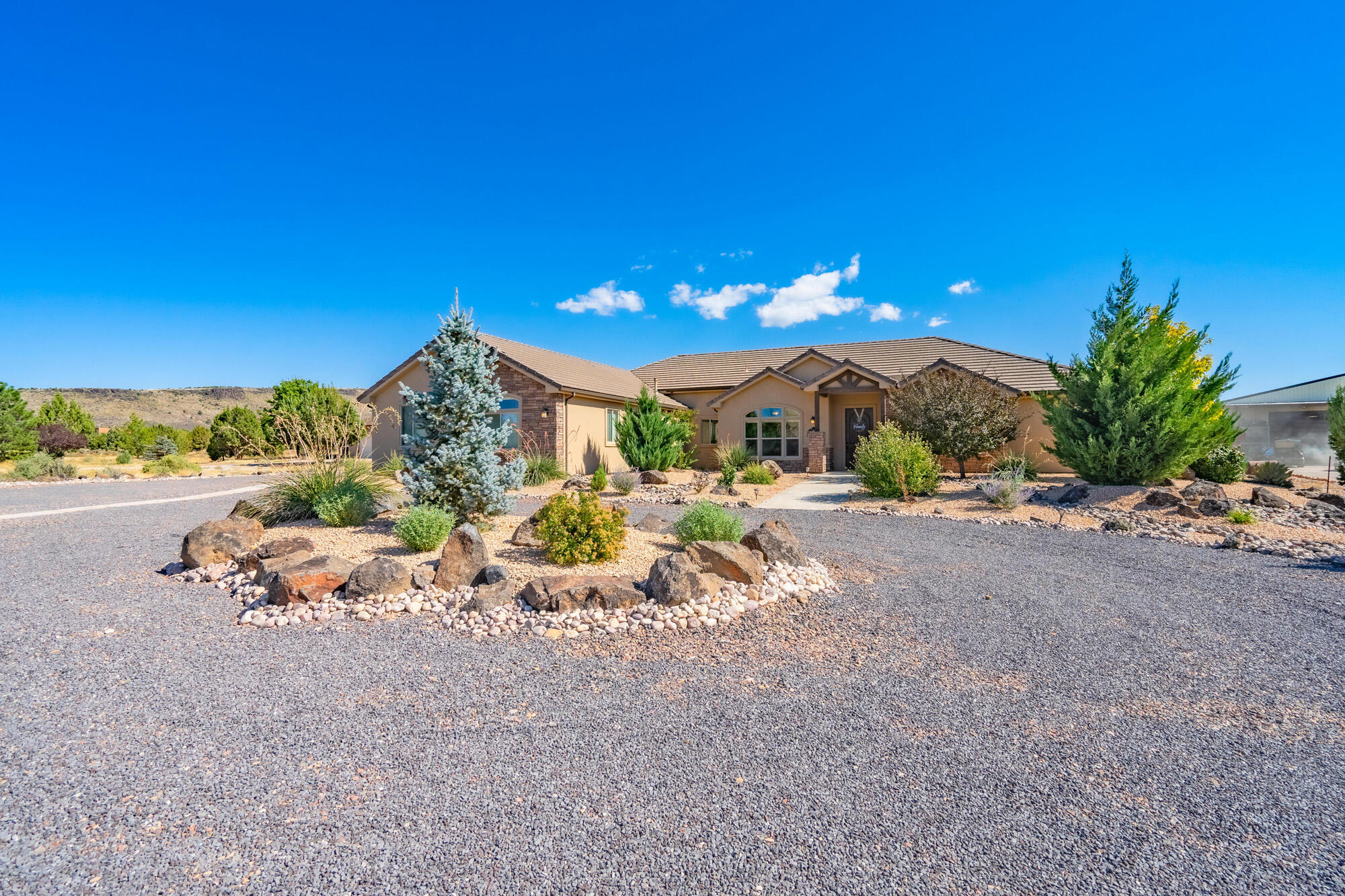 1542 N Canyon Trails DR