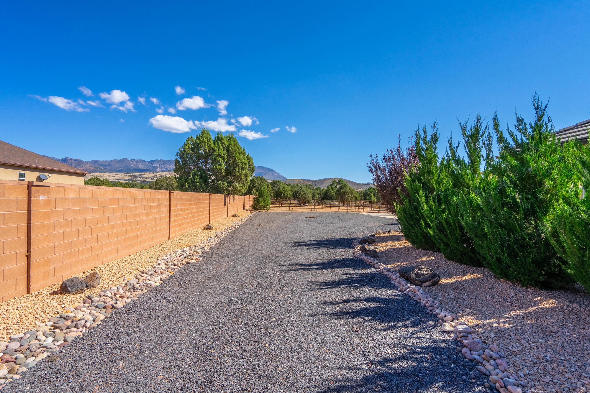 1542 N Canyon Trails DR