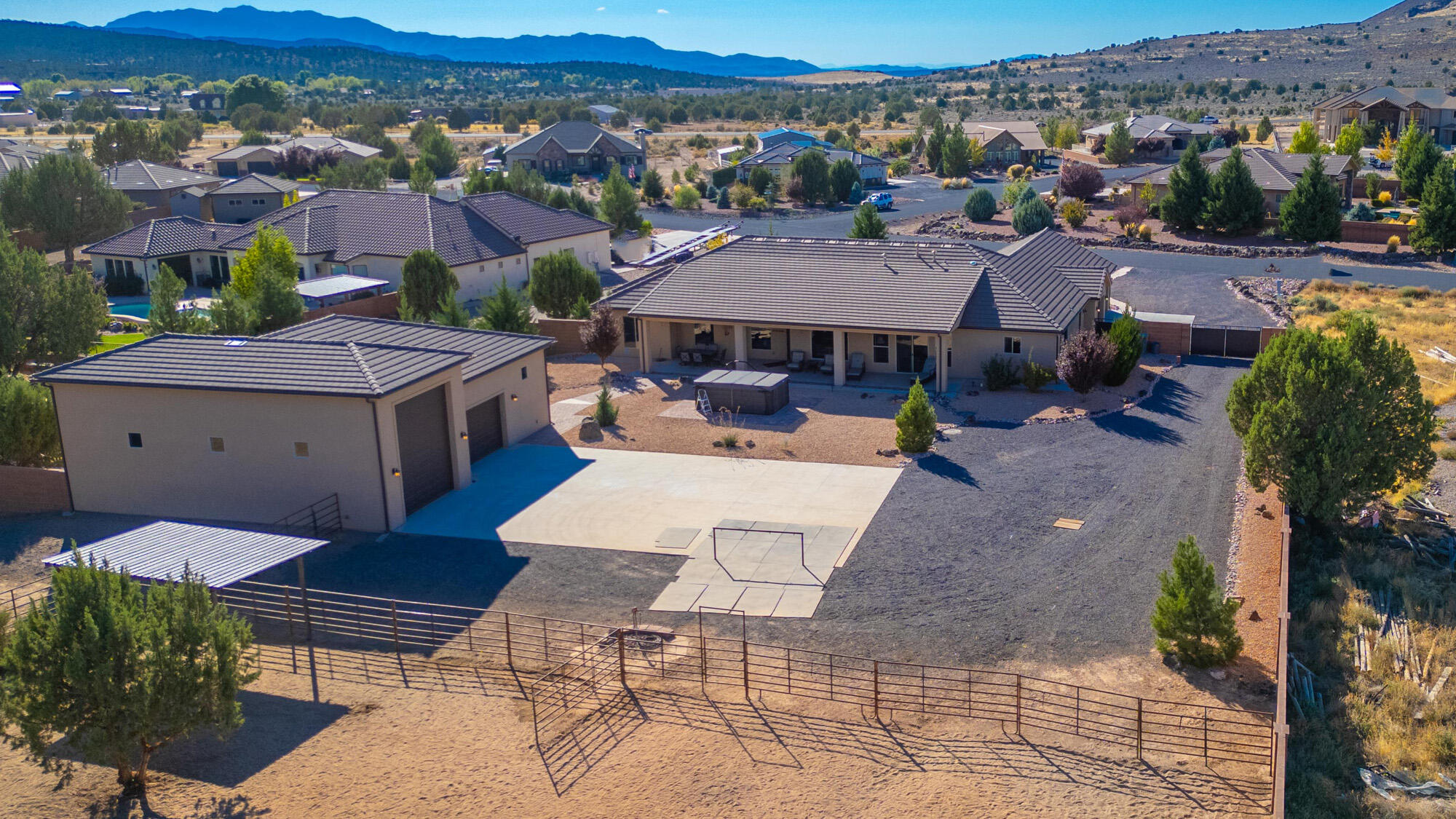 1542 N Canyon Trails DR