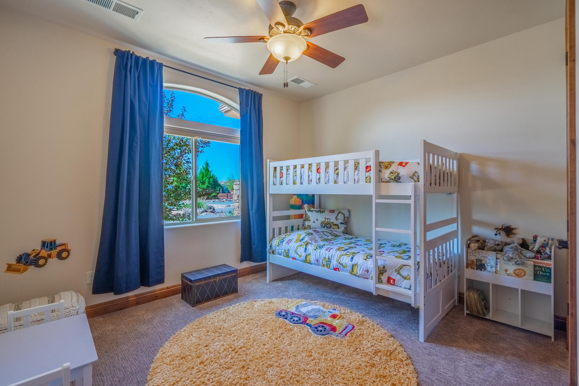 1542 N Canyon Trails DR