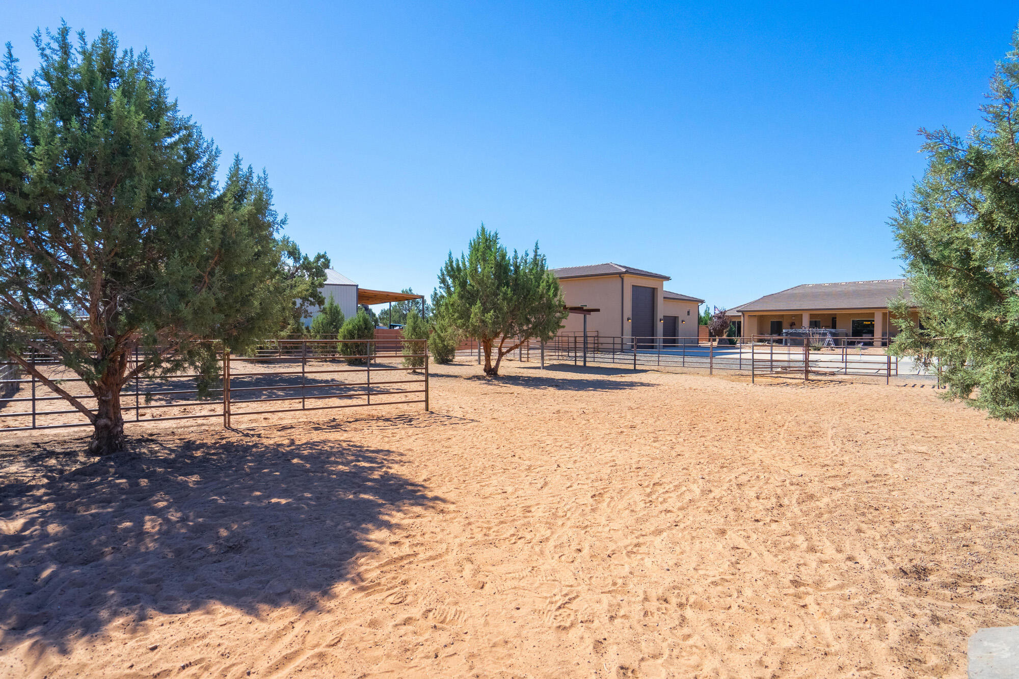 1542 N Canyon Trails DR