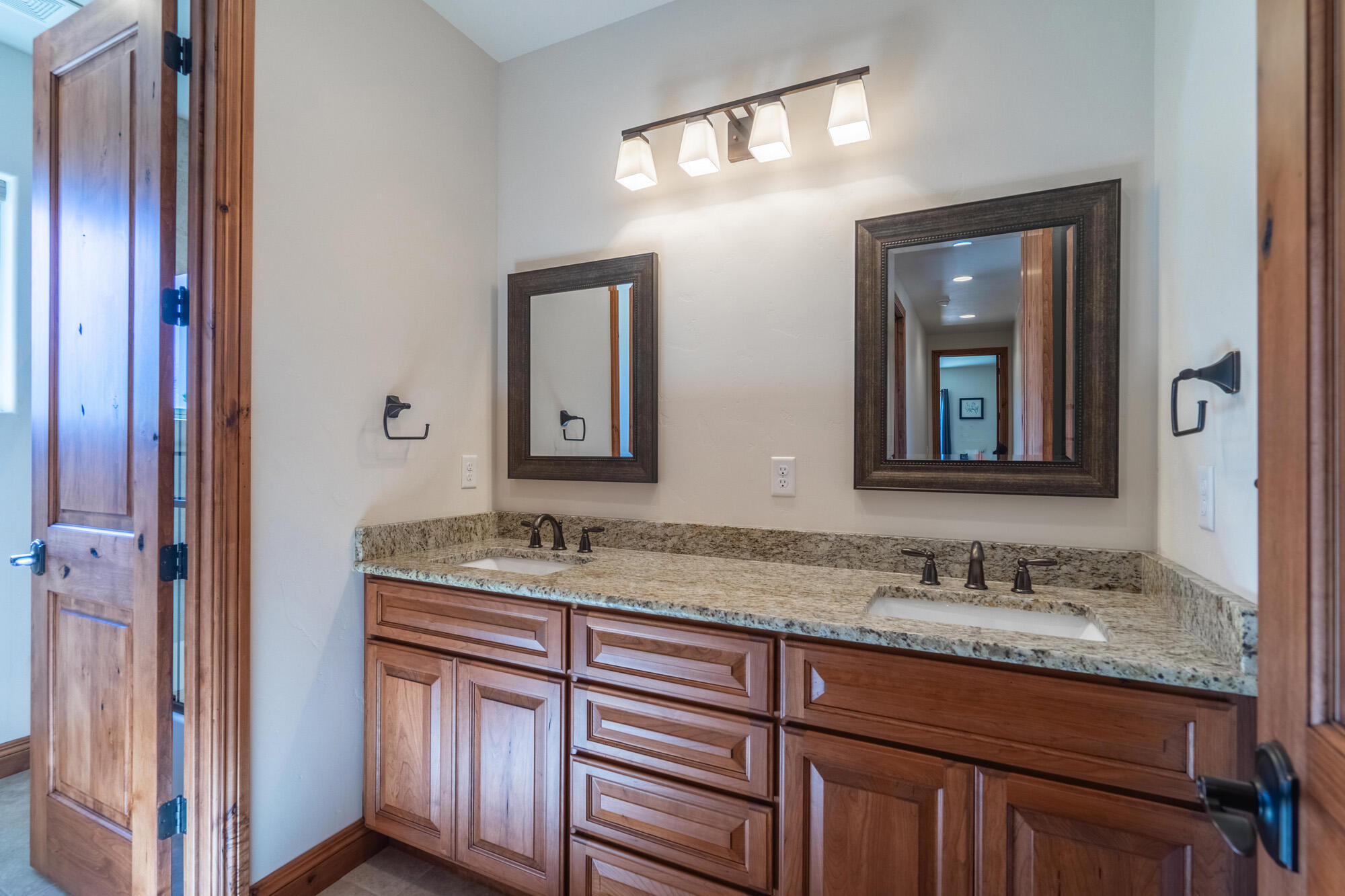 1542 N Canyon Trails DR