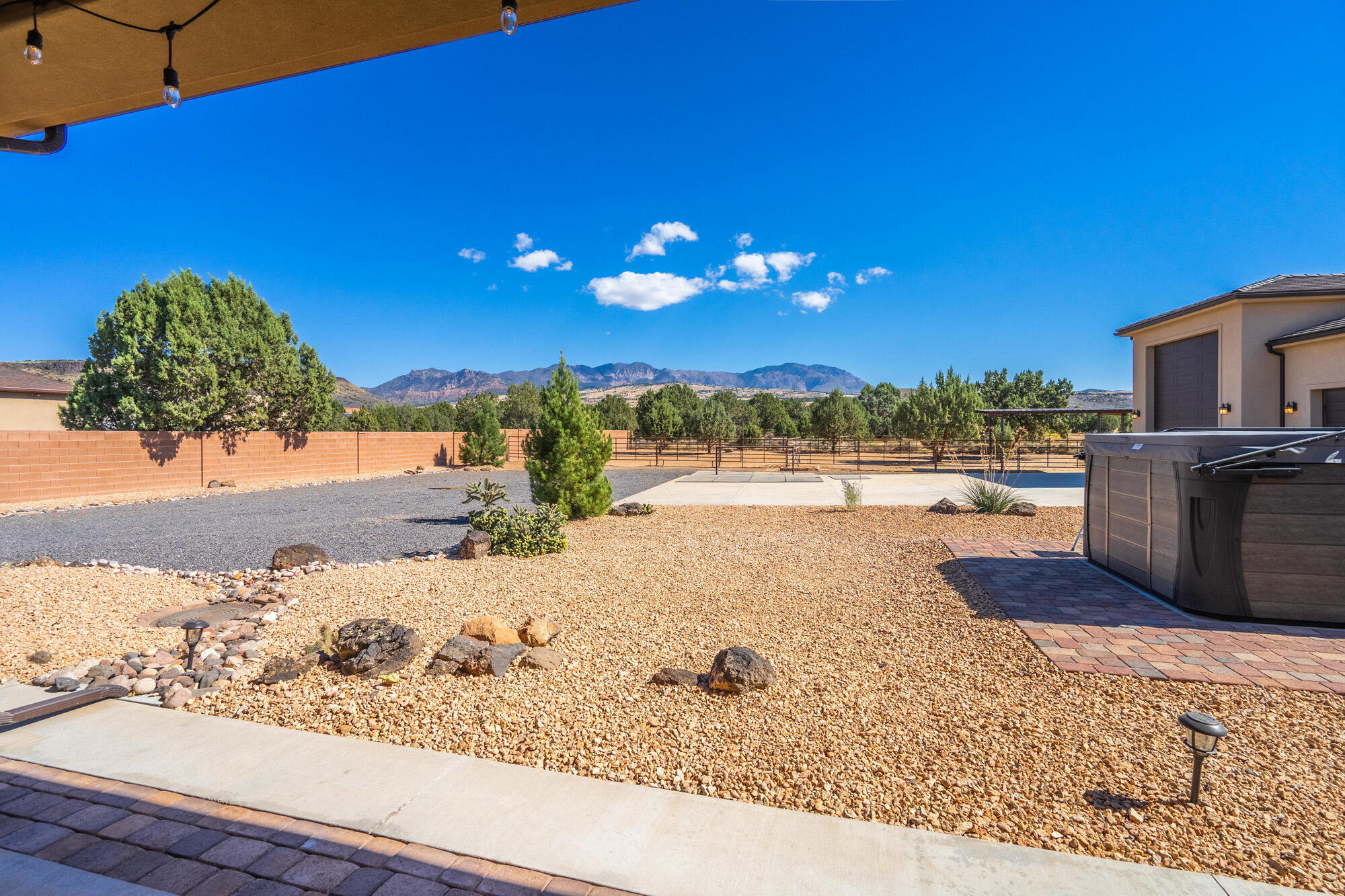 1542 N Canyon Trails DR