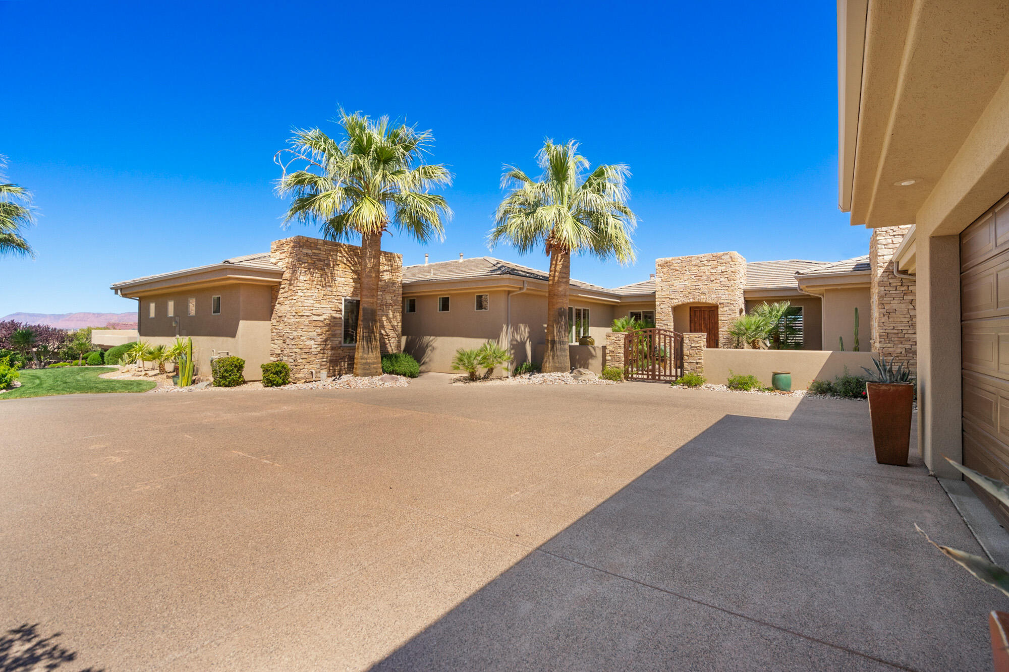 1815 S PARAGON DR