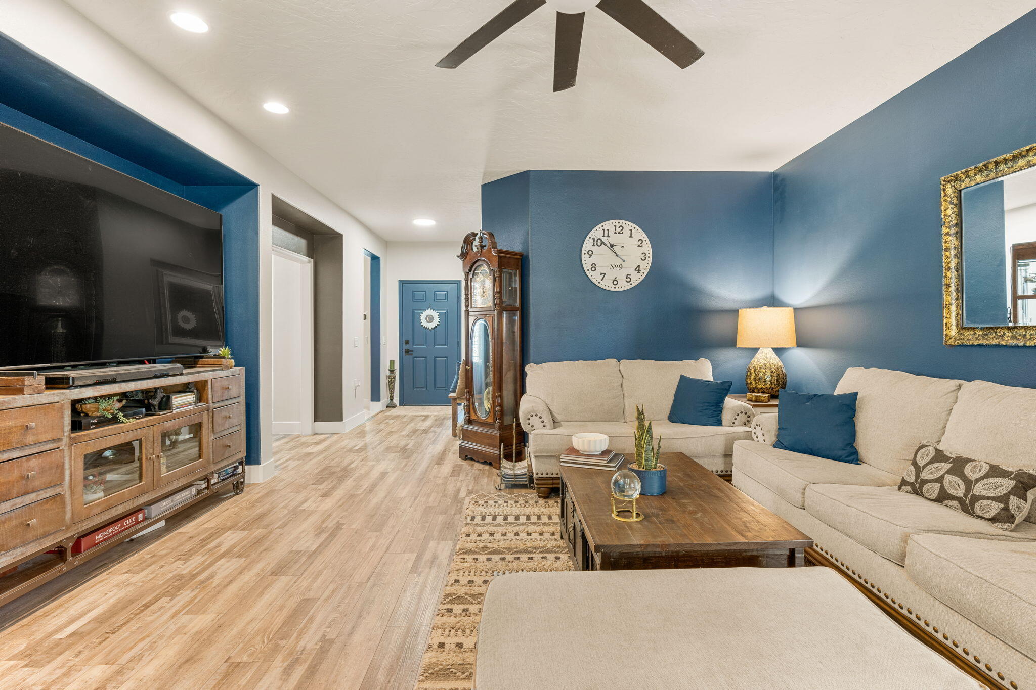 1601 W SUNKISSED DR S