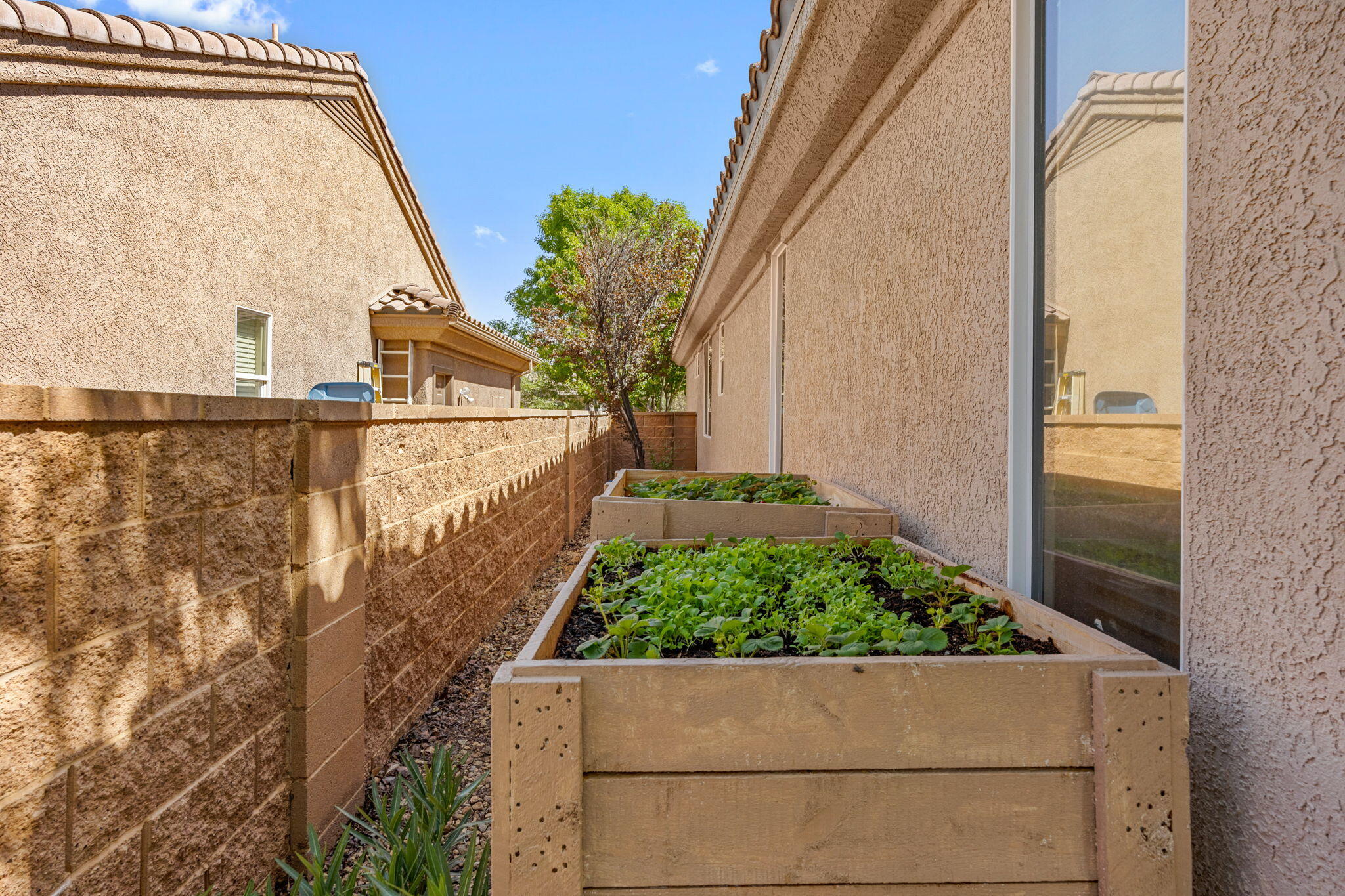 1601 W SUNKISSED DR S