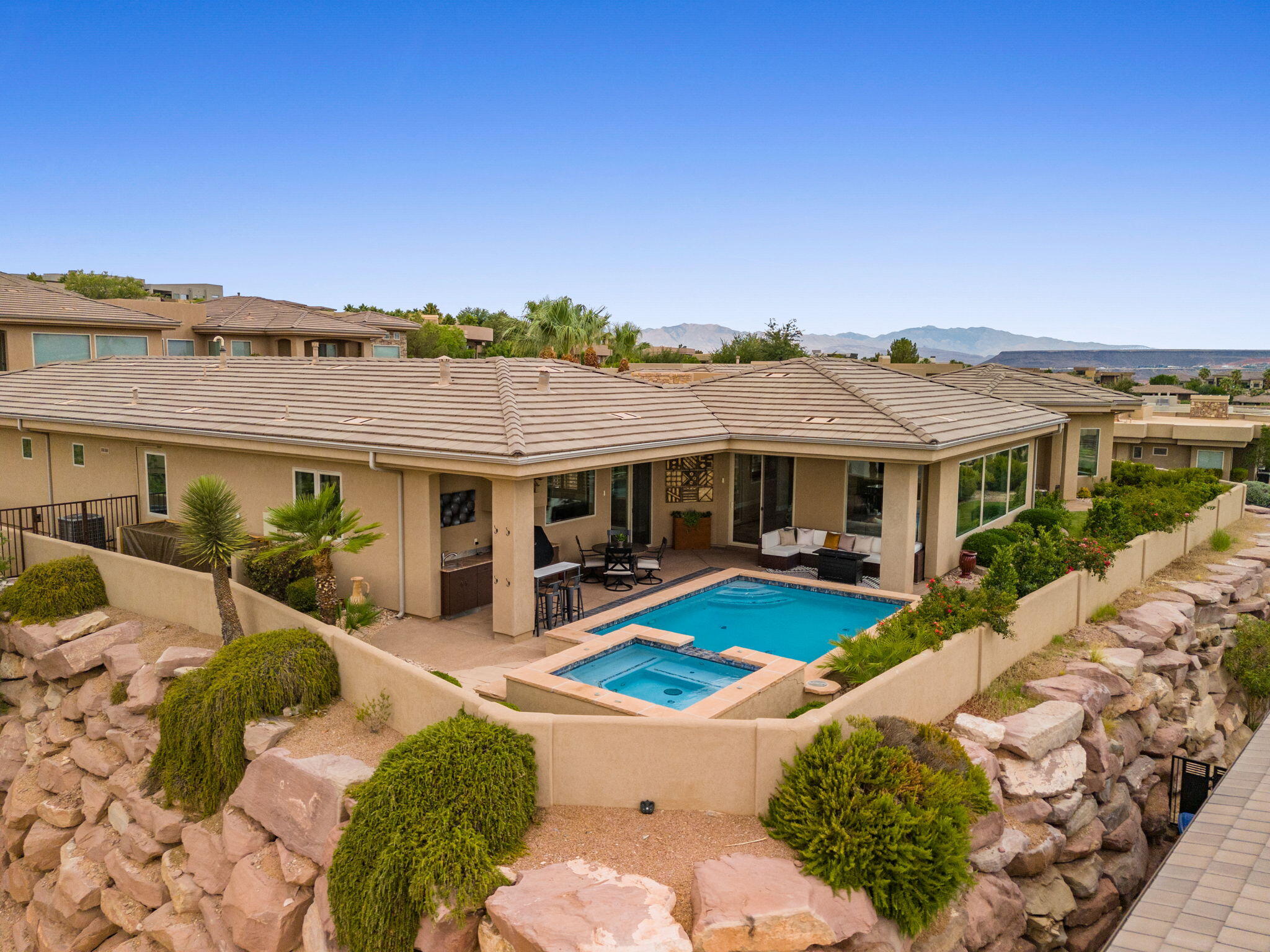 1815 S Paragon DR