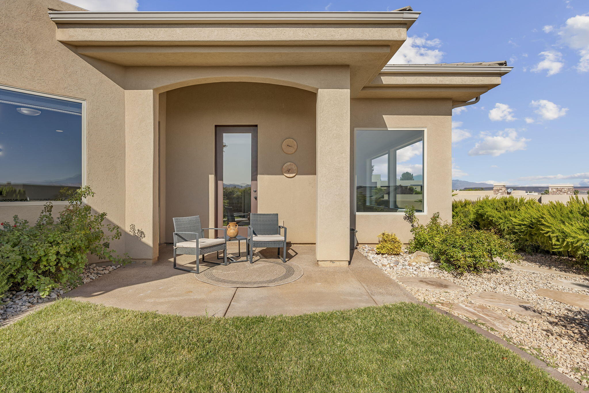 1815 S Paragon DR