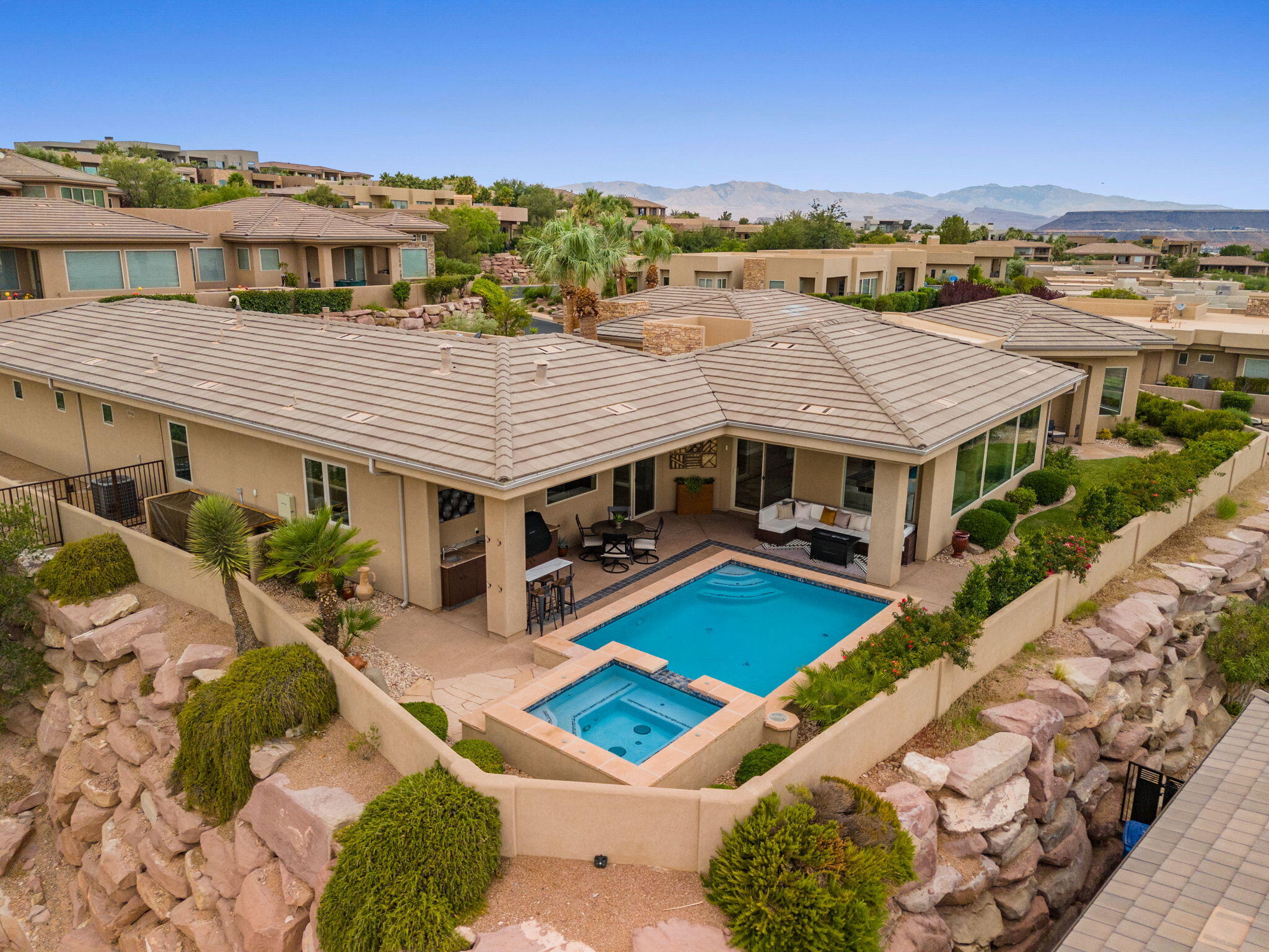 1815 S Paragon DR