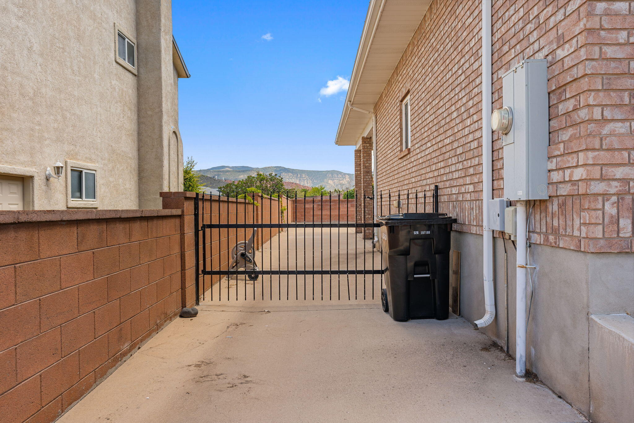 253 S Sunset Pointe DR