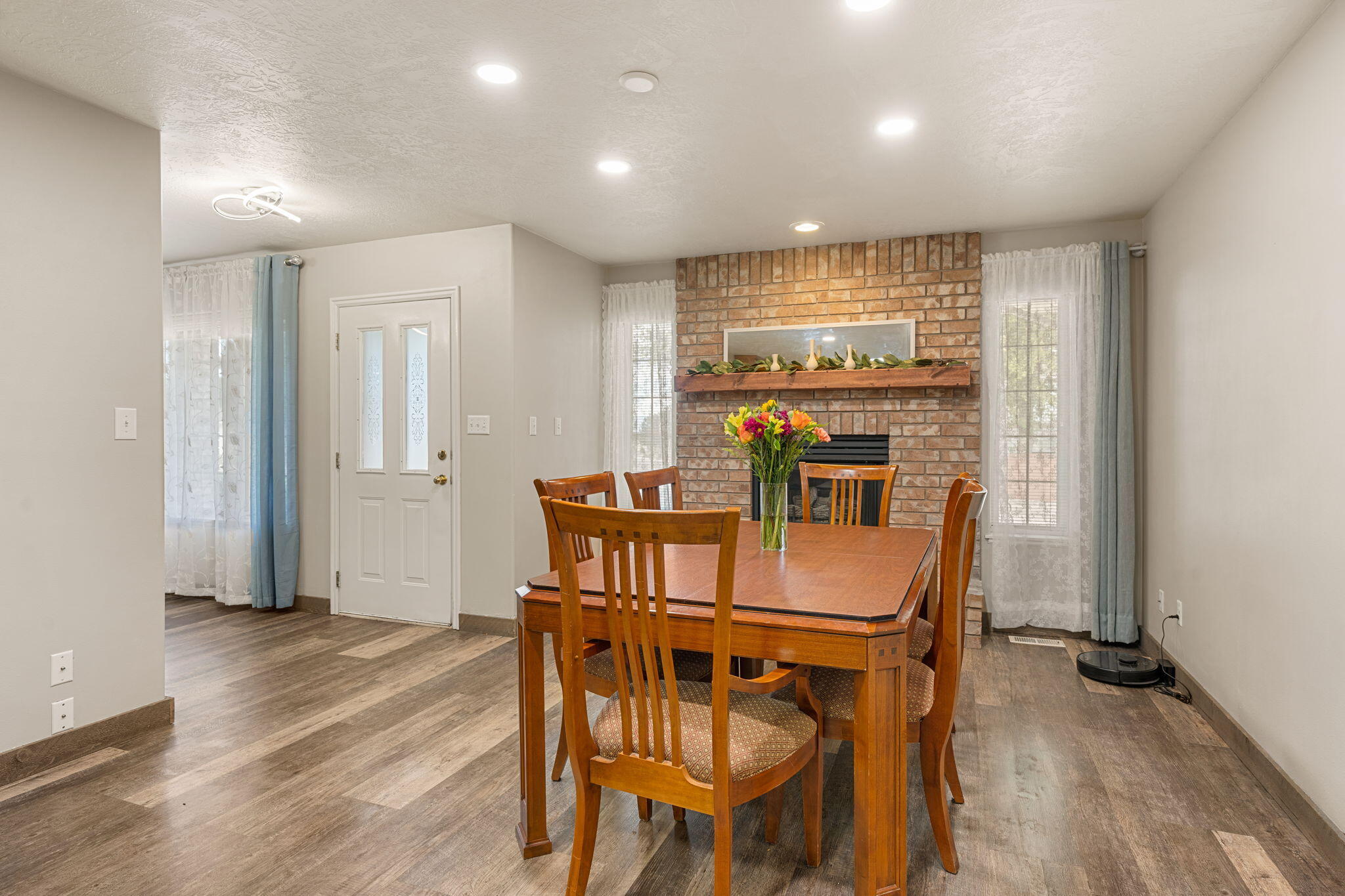 253 S Sunset Pointe DR
