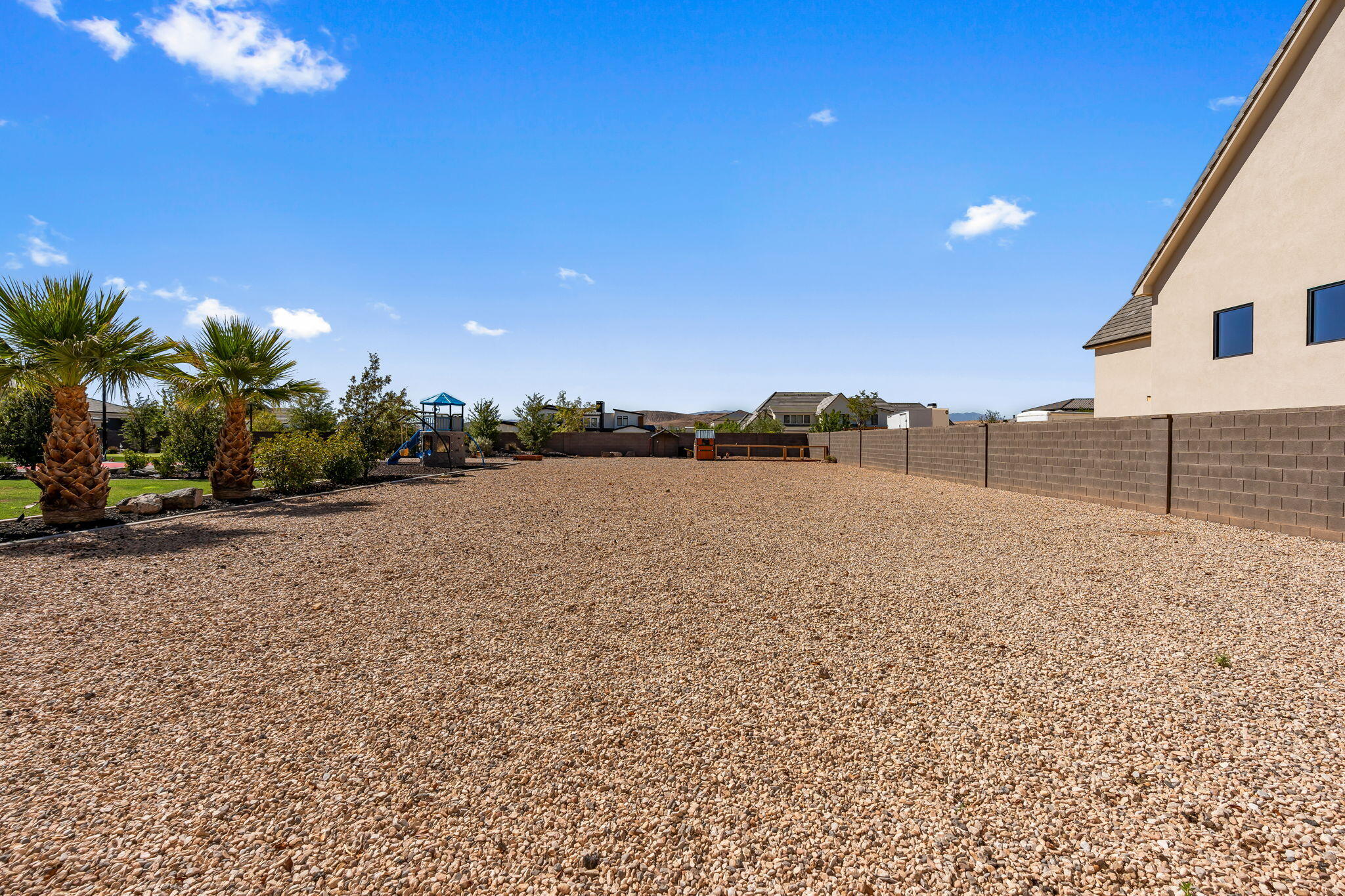 3952 S Bentley RD