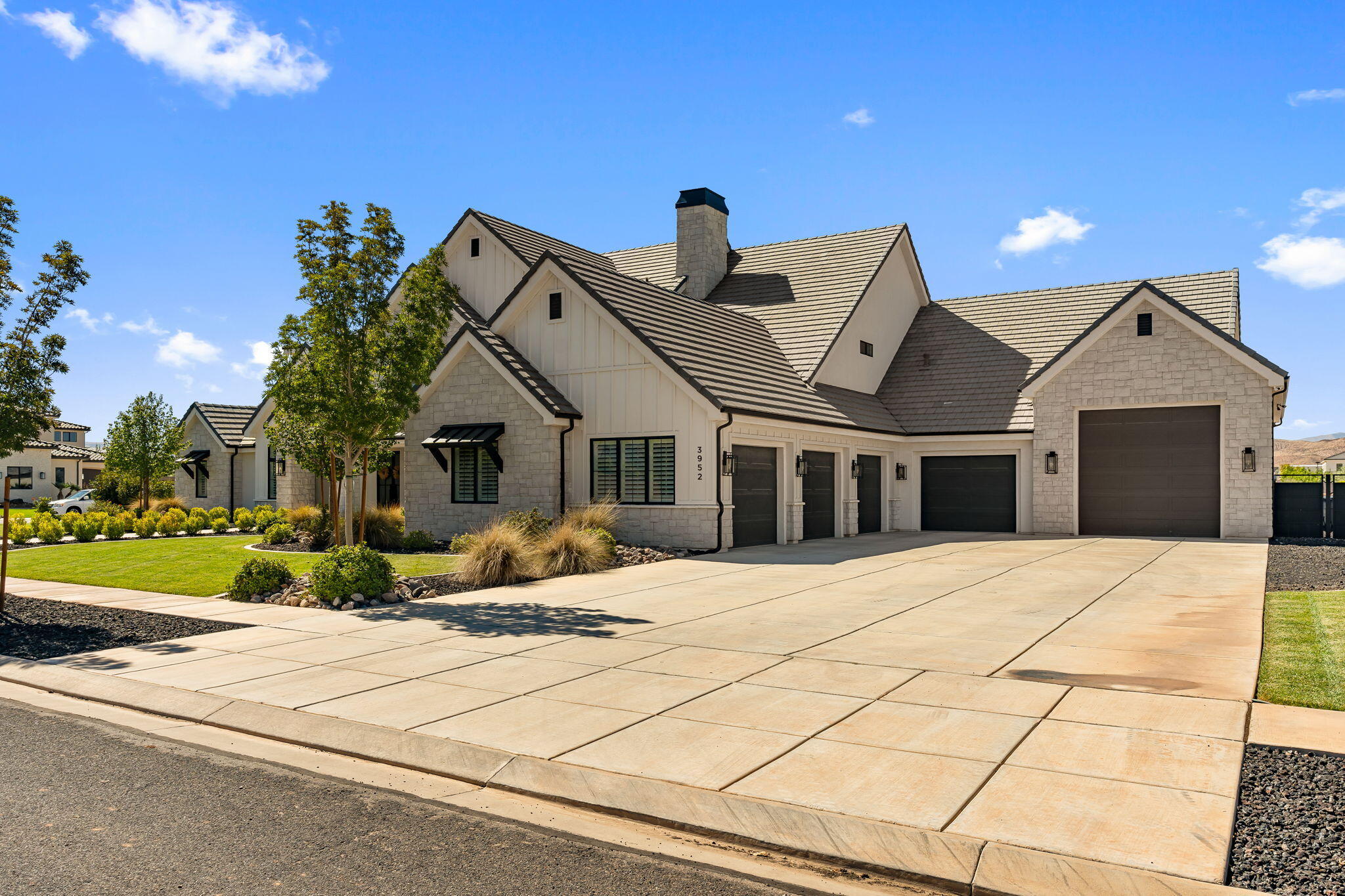 3952 S Bentley RD