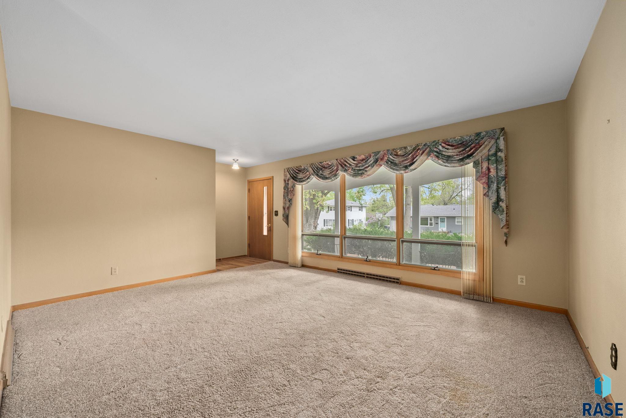 709 S Stephen Ave