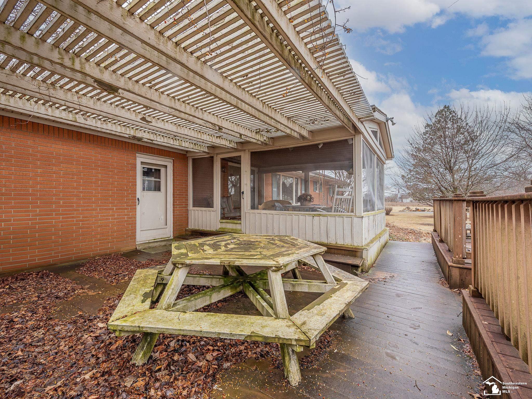 884 W Albain Road
