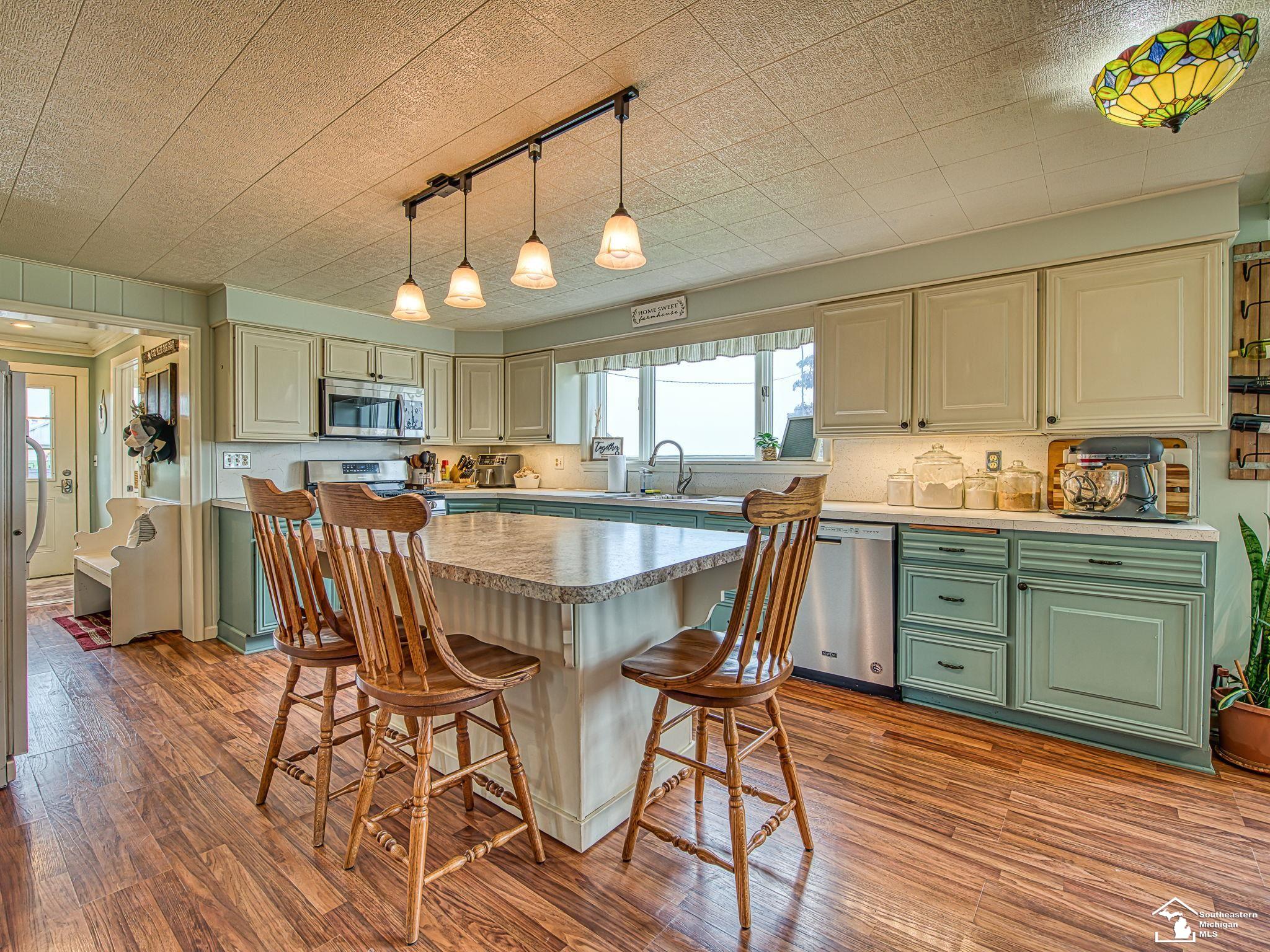 1095 Nieman Road