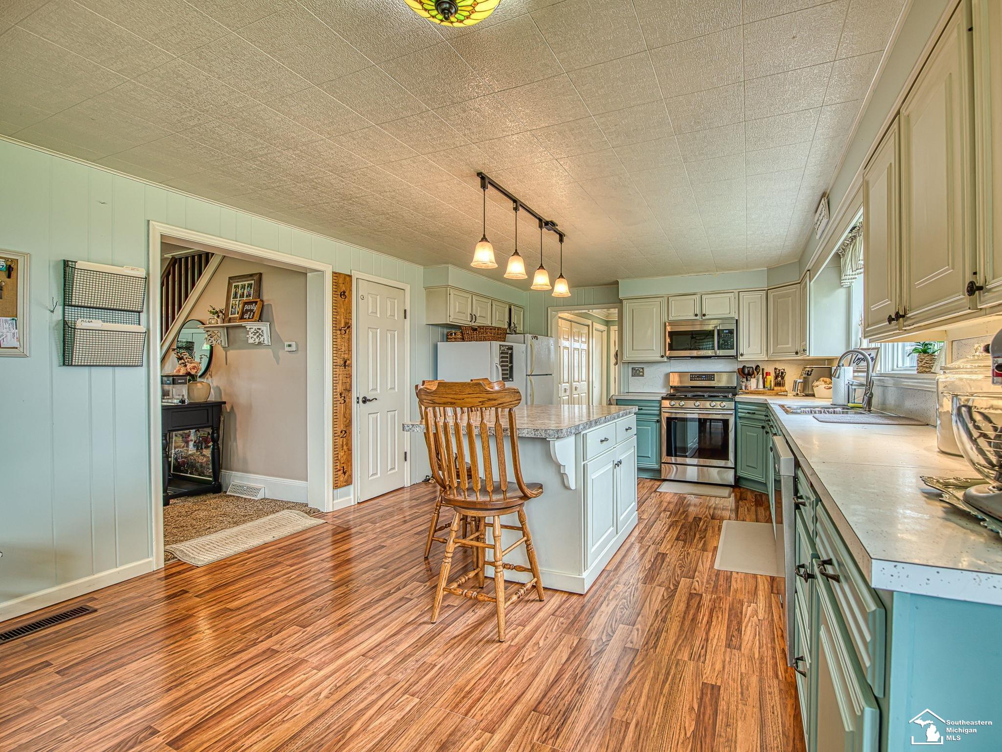1095 Nieman Road