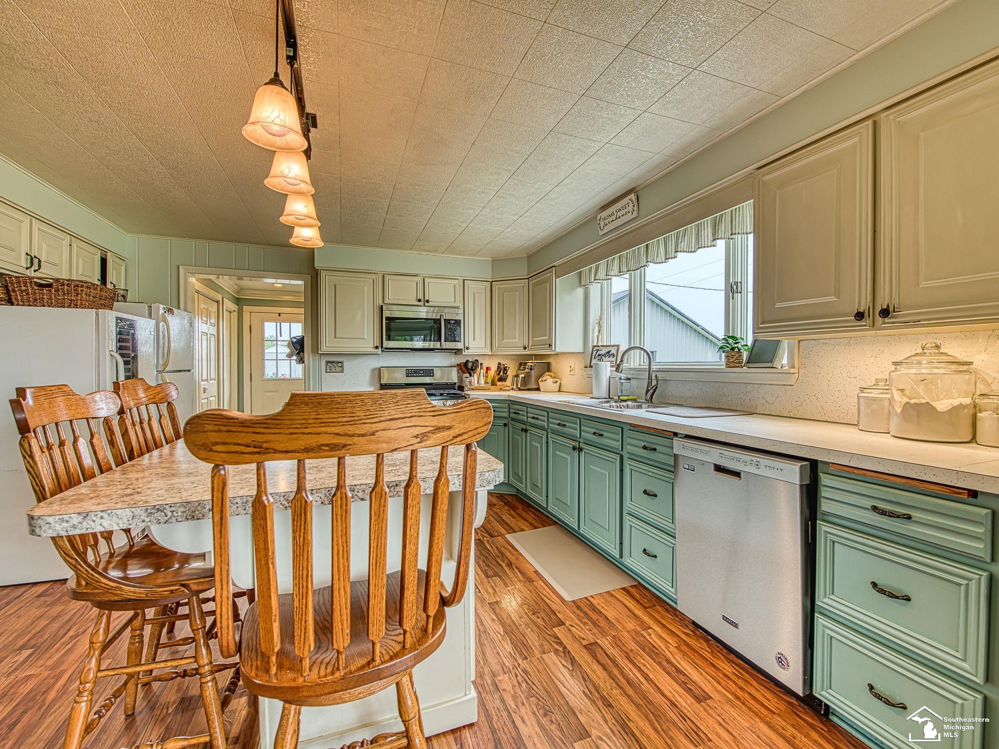 1095 Nieman Road