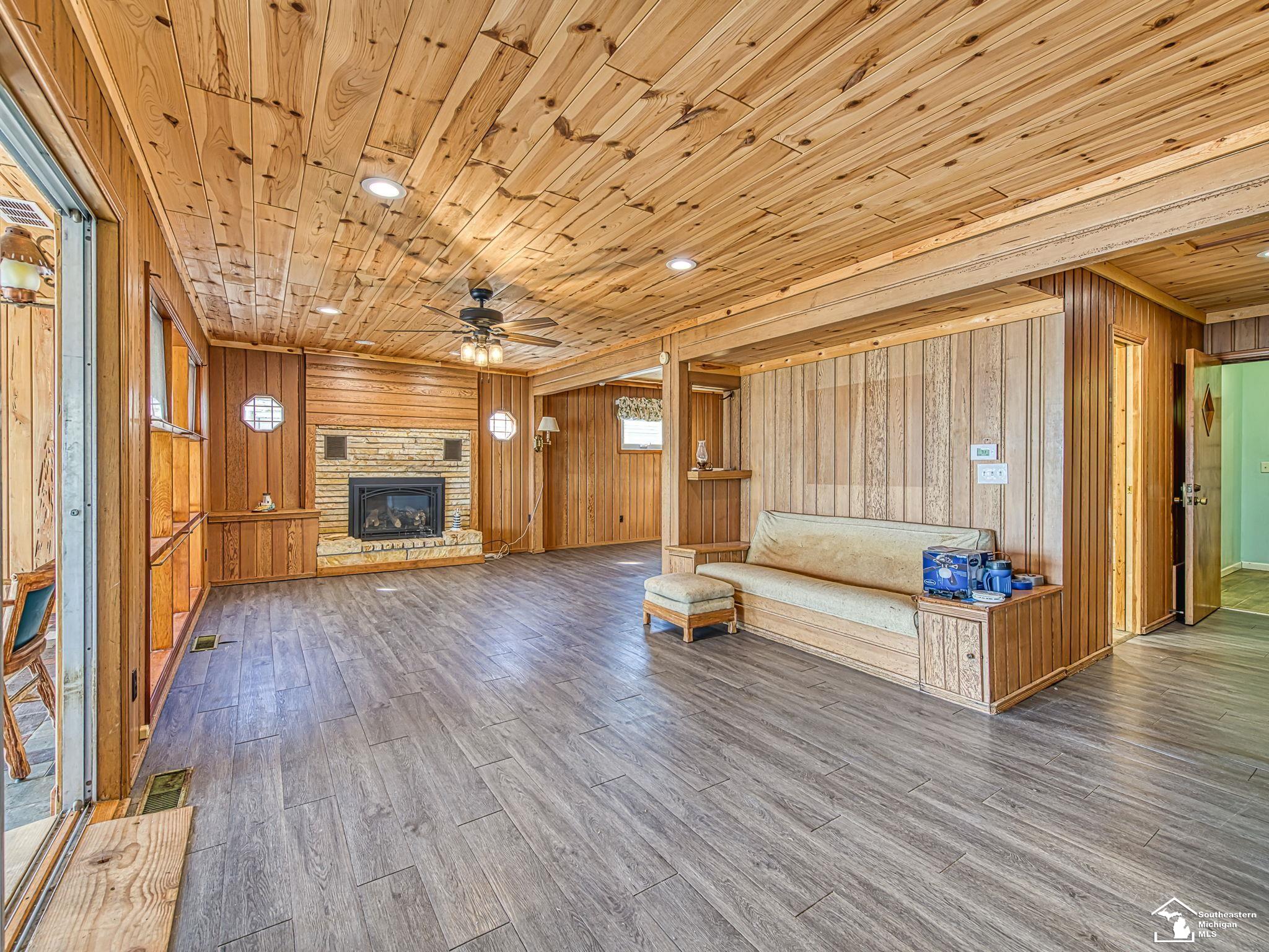 12294 Lakeshore Drive