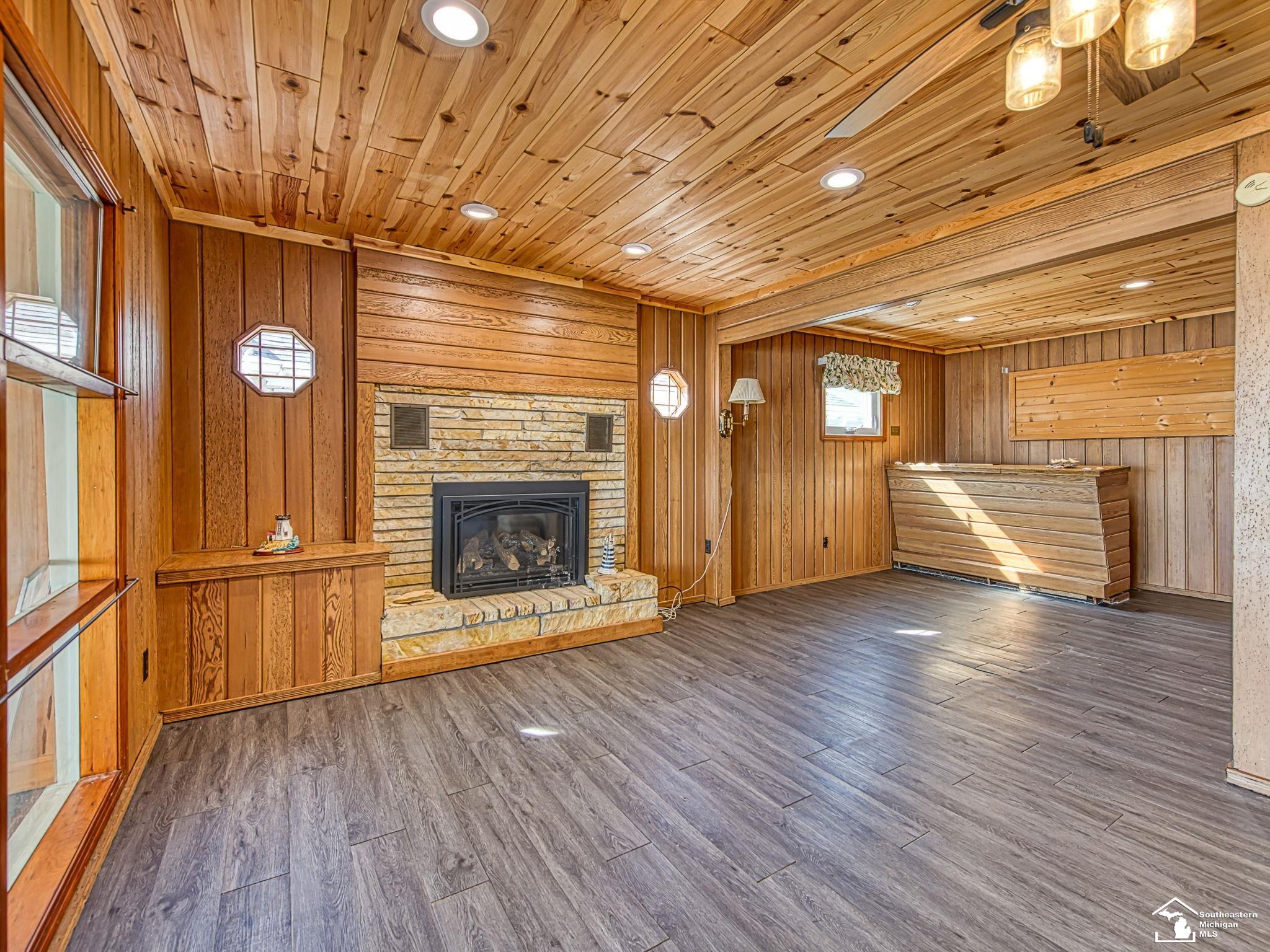 12294 Lakeshore Drive