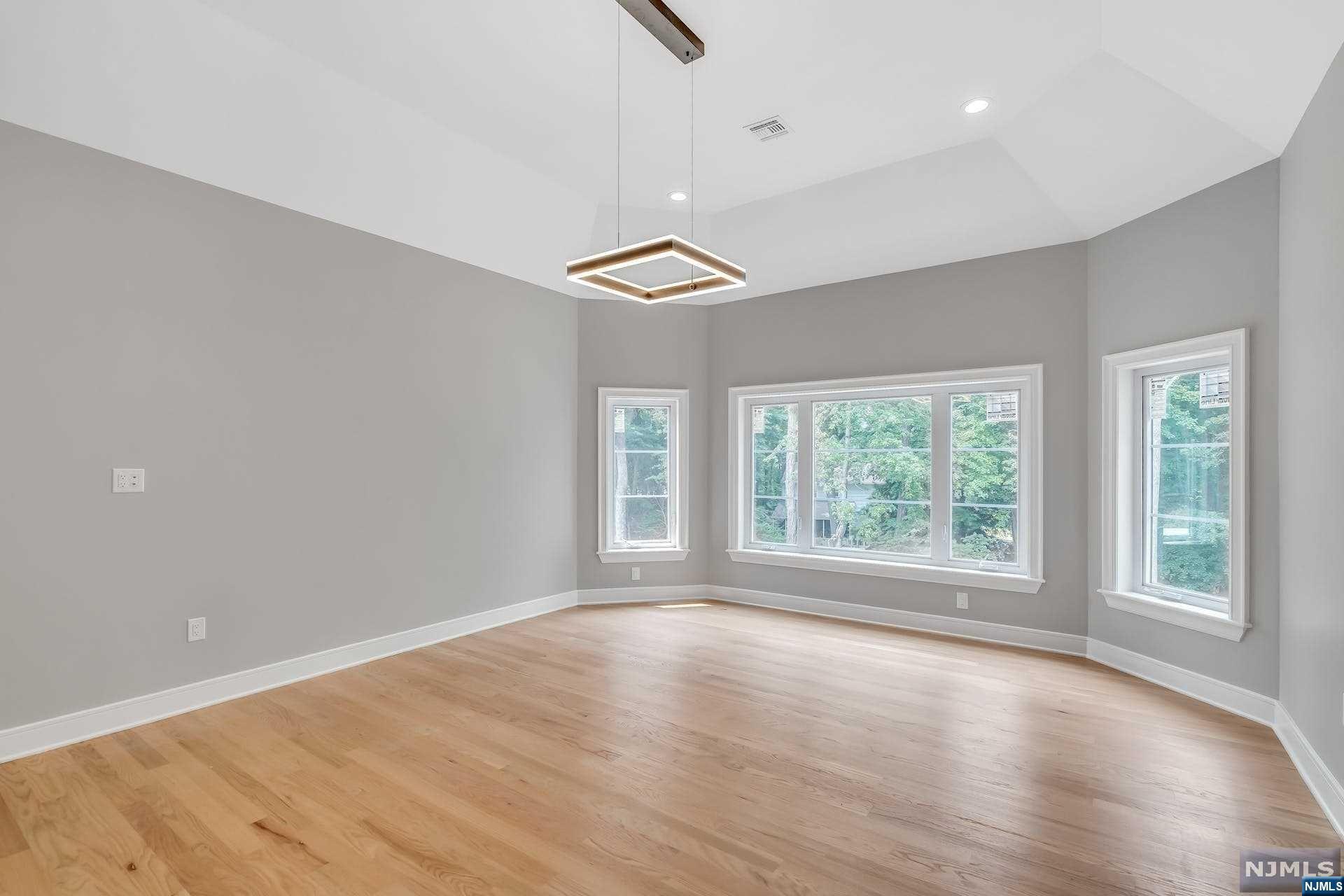 1 Sandstone Court