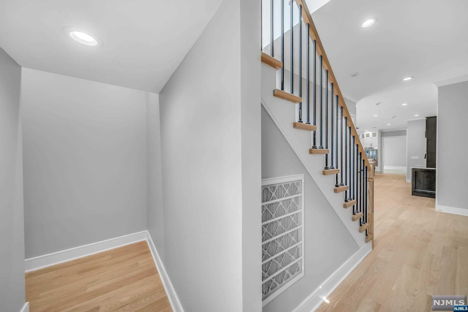 1 Sandstone Court