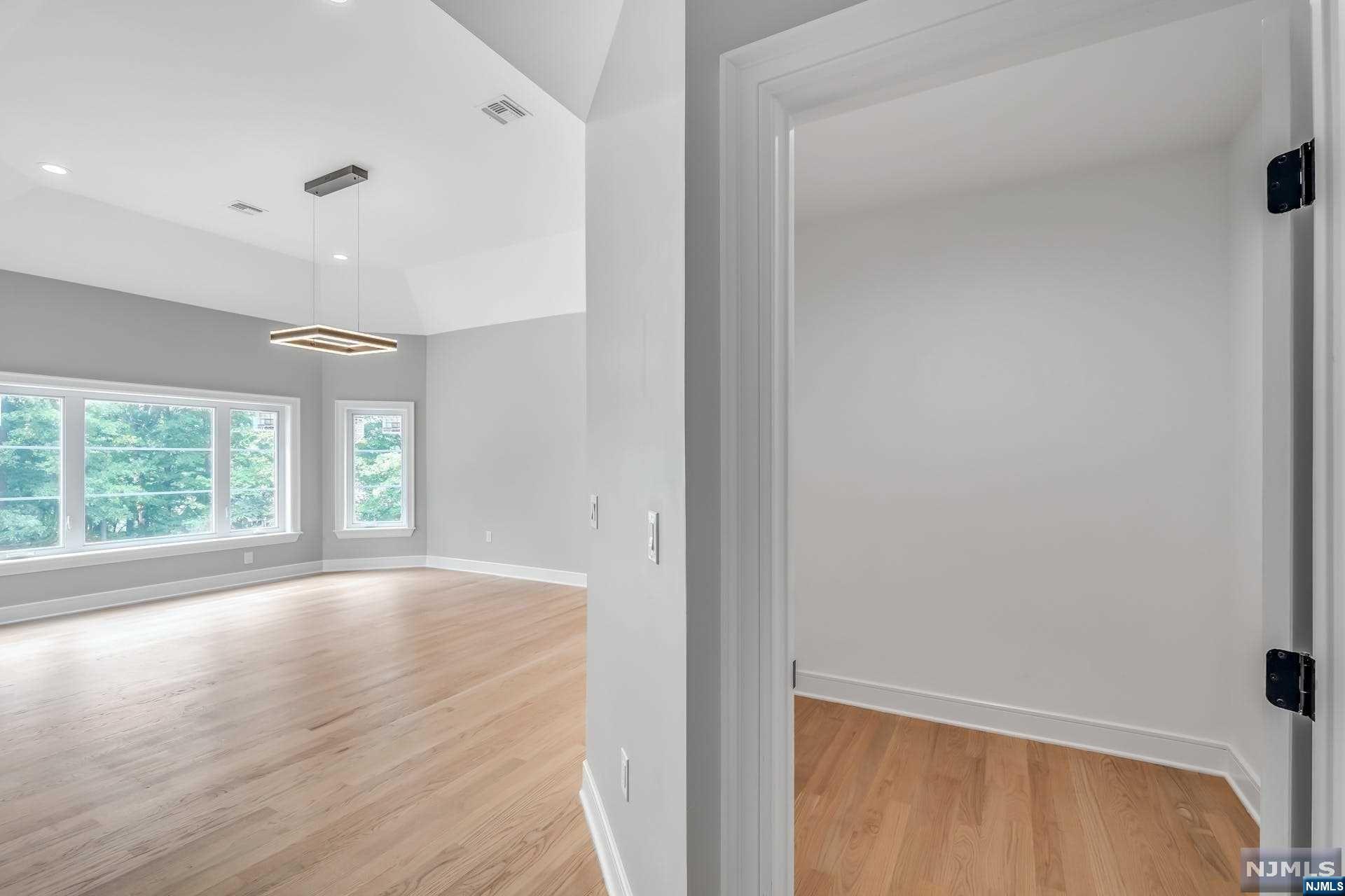 1 Sandstone Court