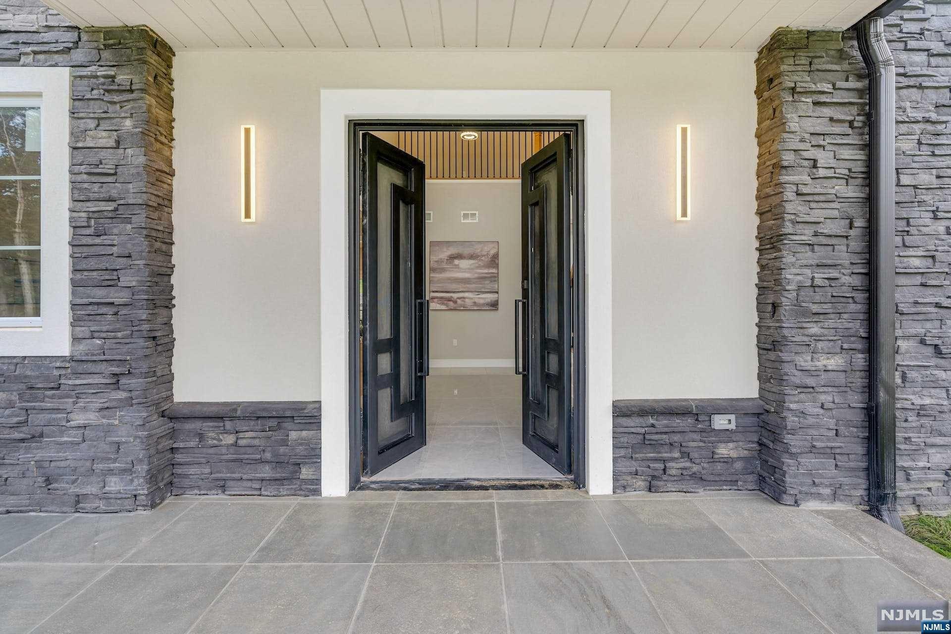 2 Sandstone Court