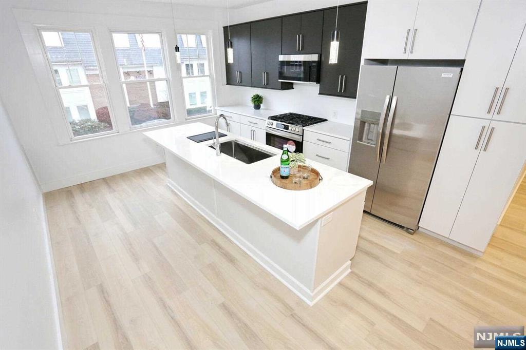 305 E Avenue