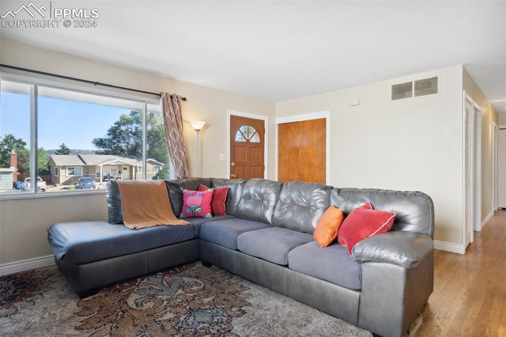 2571 E San Miguel Street