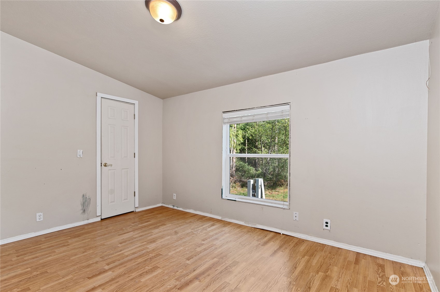 617 Meadowood Drive W