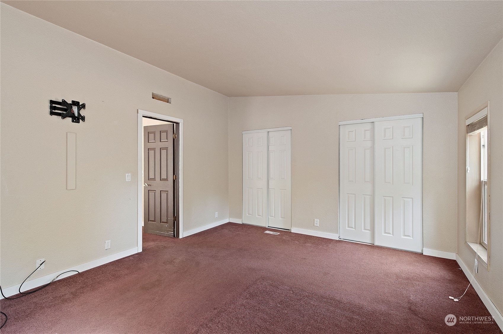 617 Meadowood Drive W