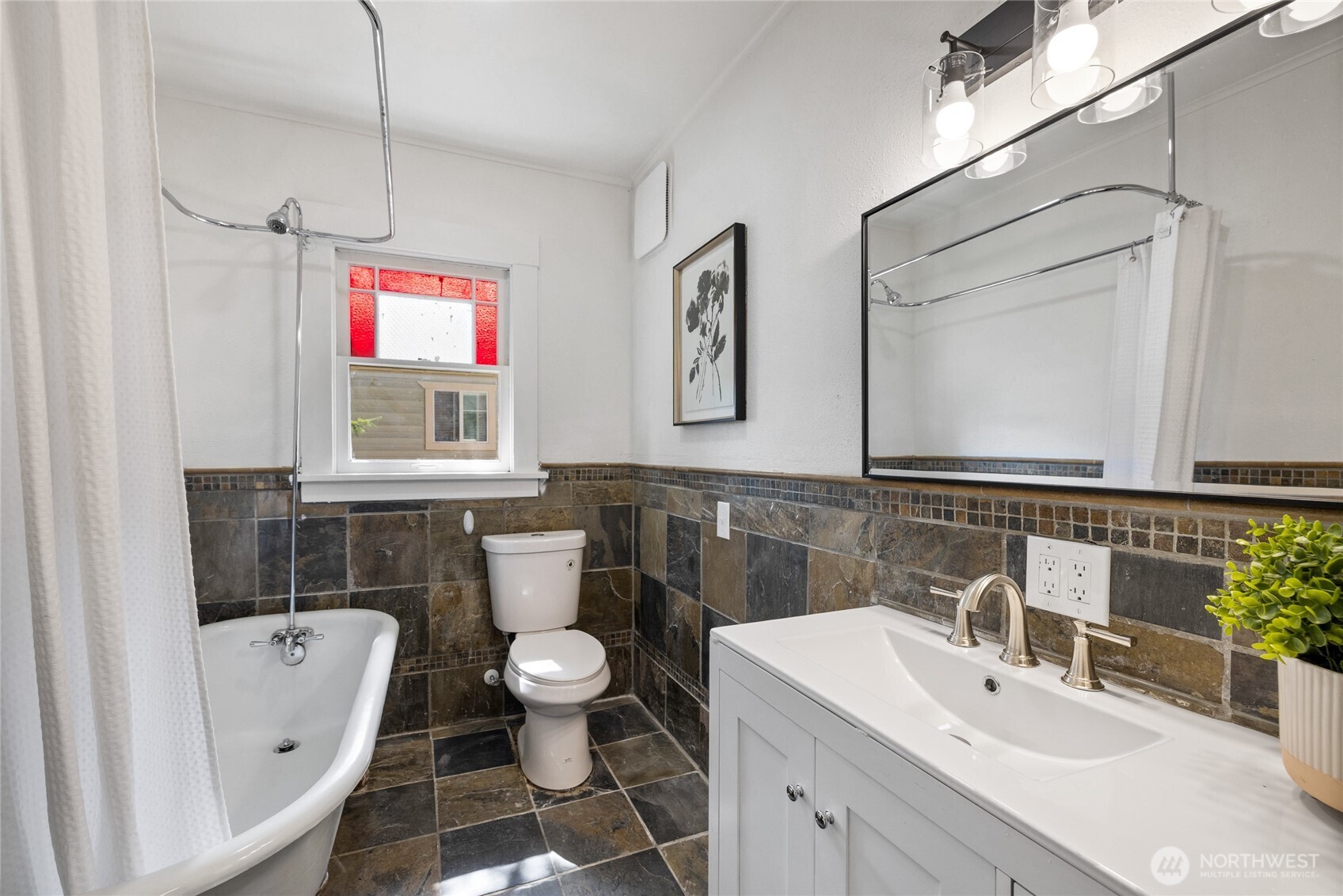 1102 S Ainsworth