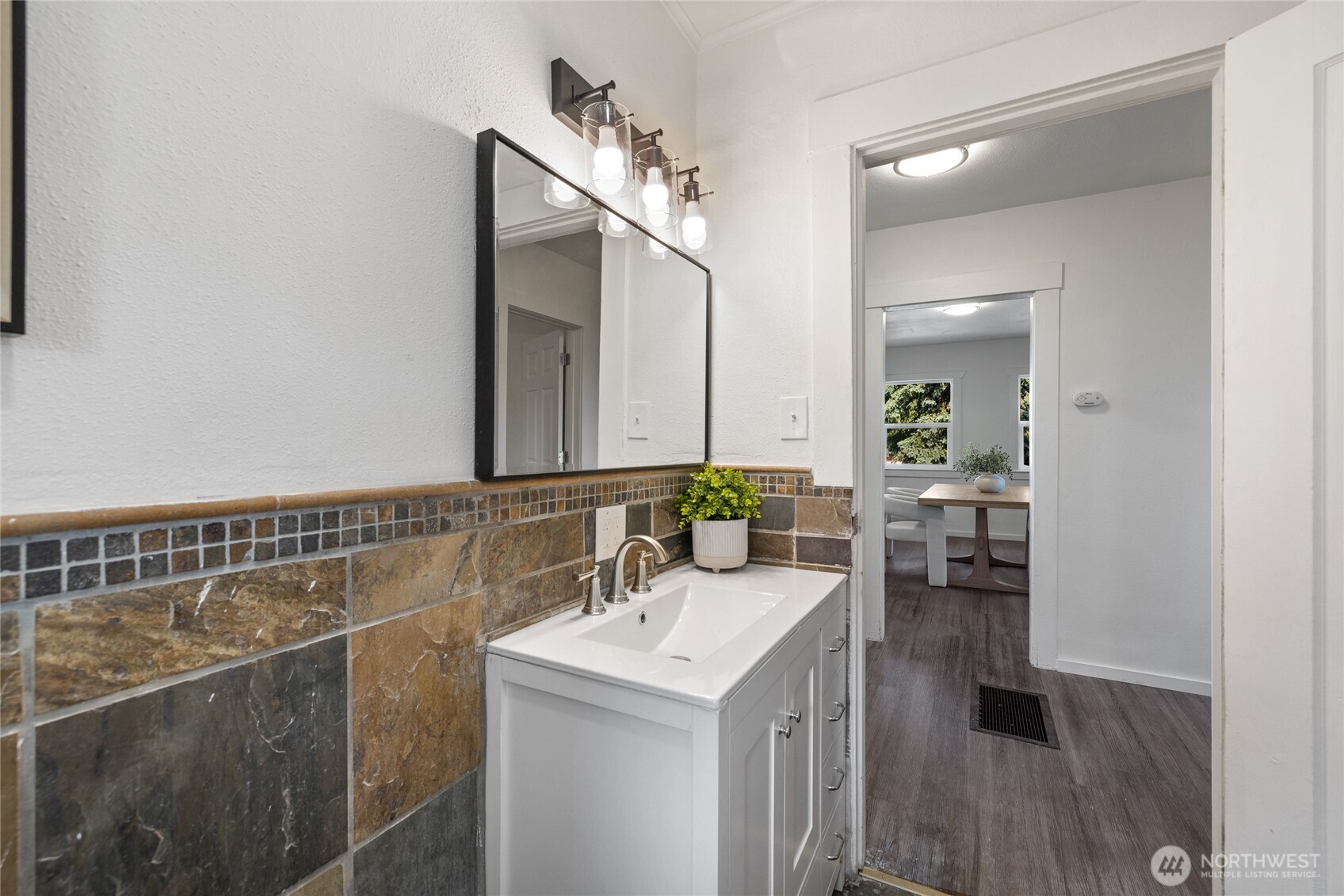 1102 S Ainsworth