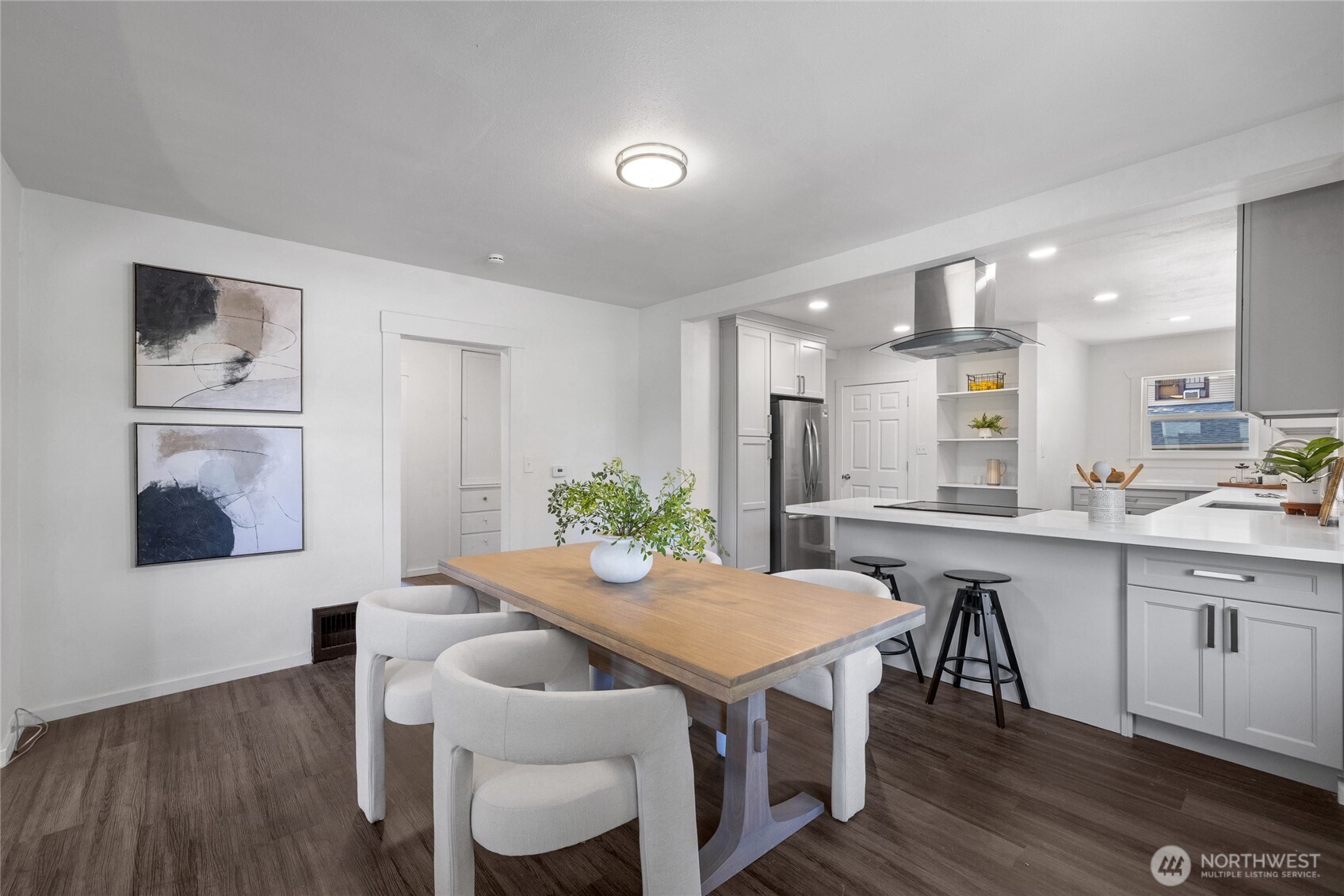 1102 S Ainsworth