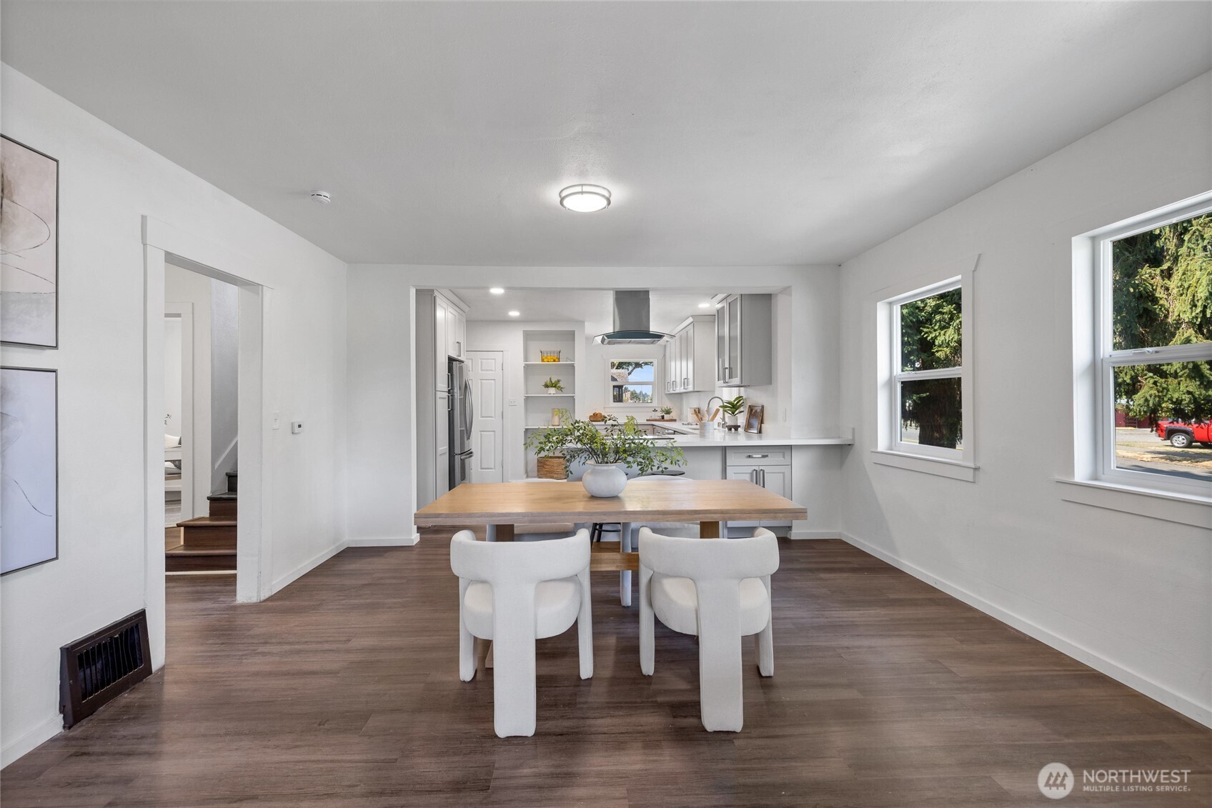 1102 S Ainsworth