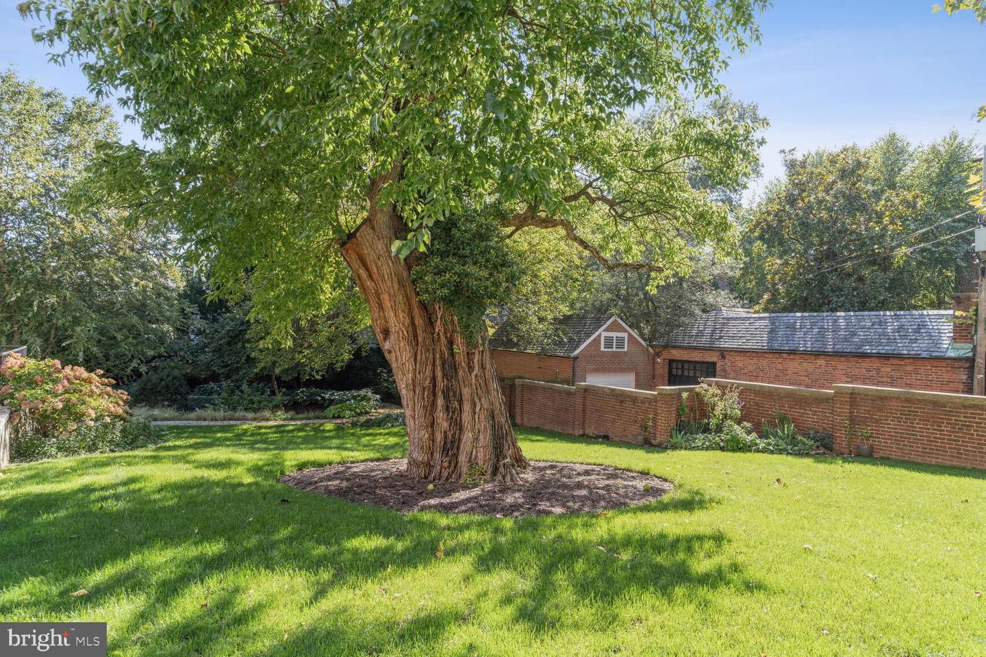3052 R Street NW #201