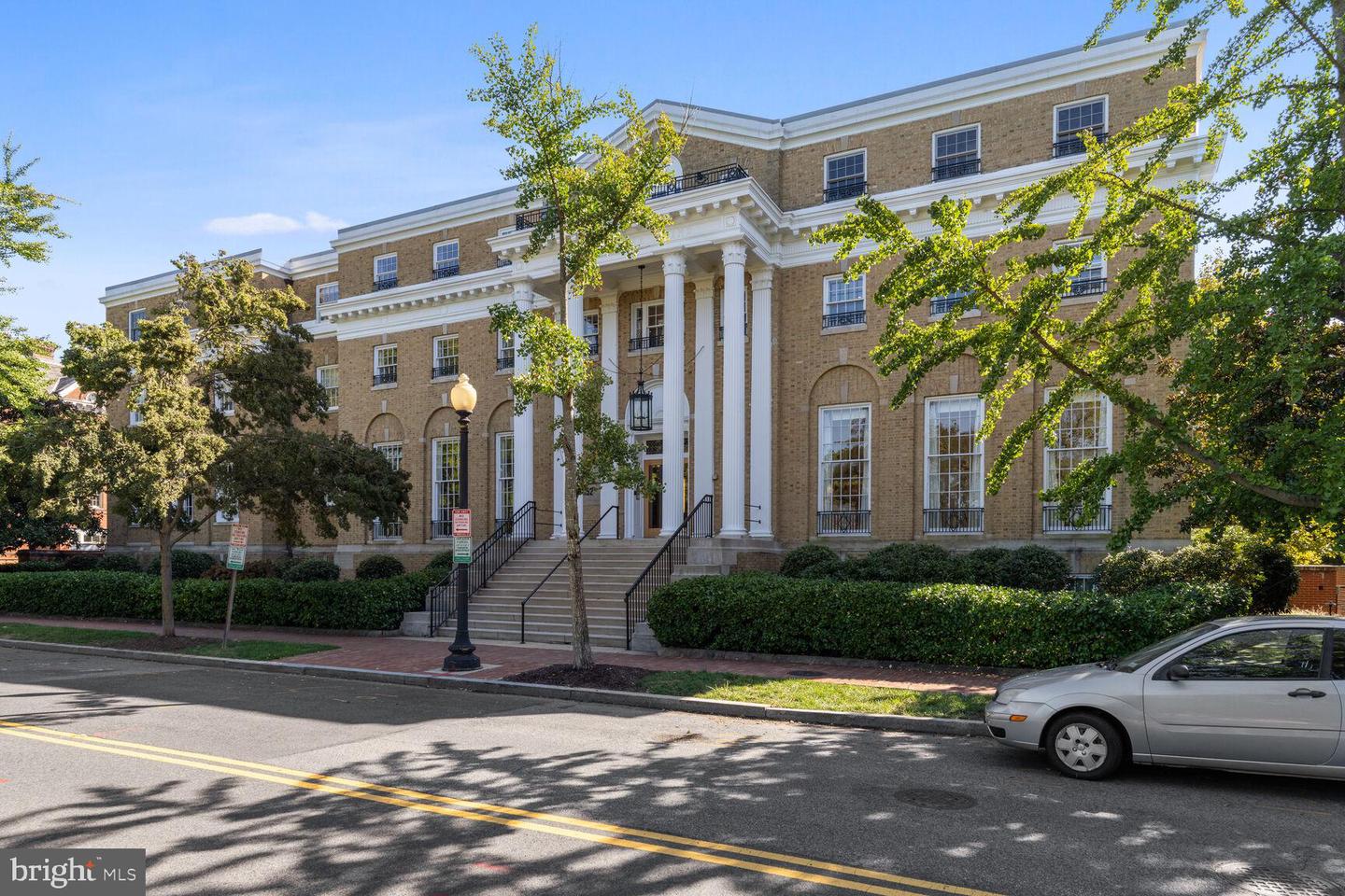 3052 R Street NW #201