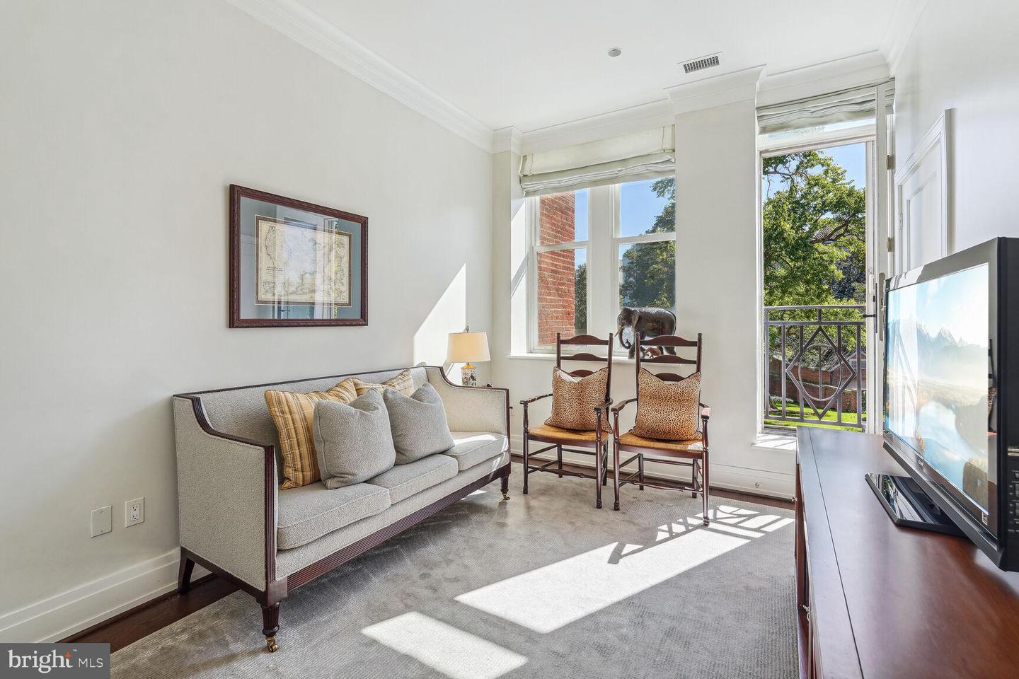3052 R Street NW #201