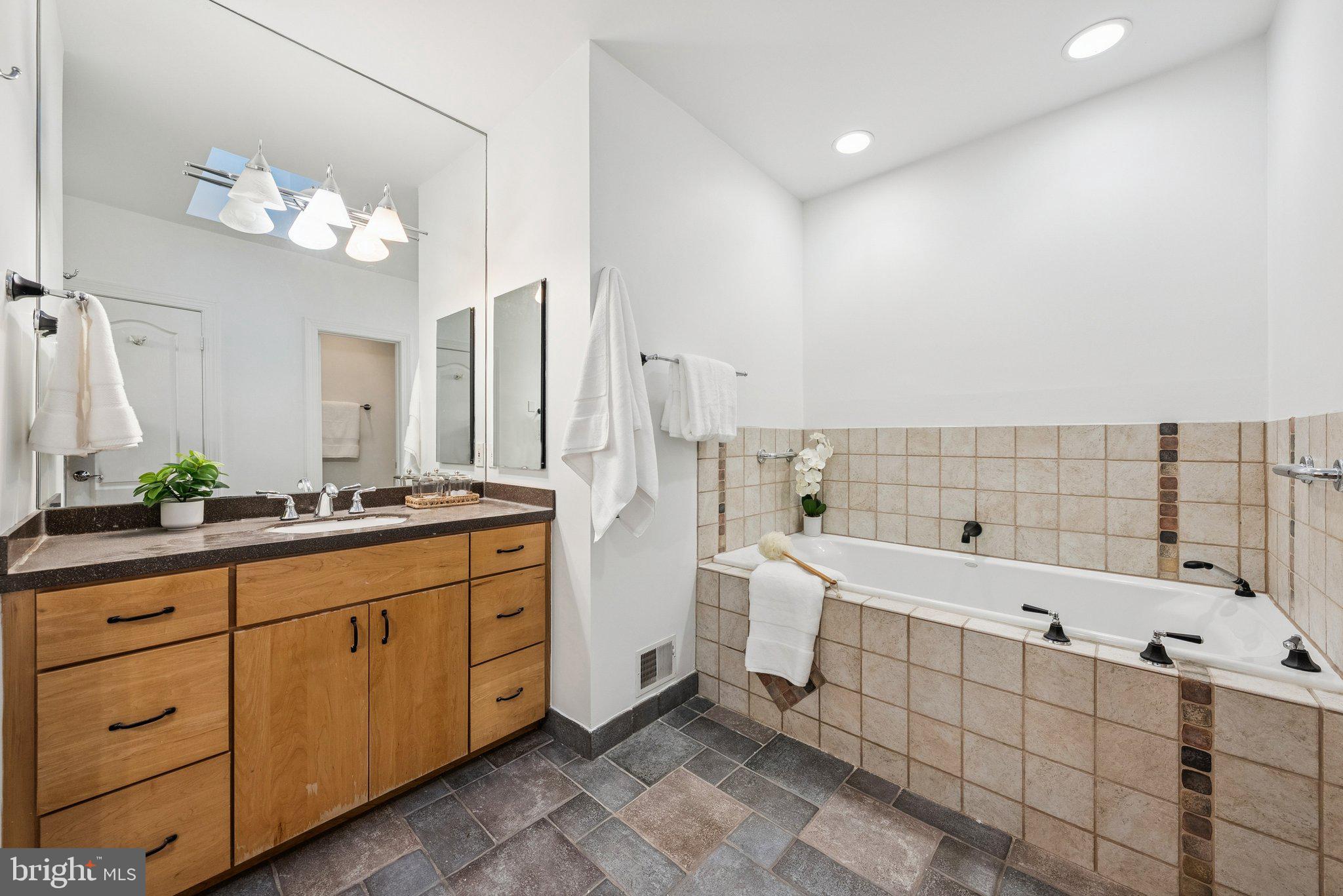 4044 CHANCERY COURT NW