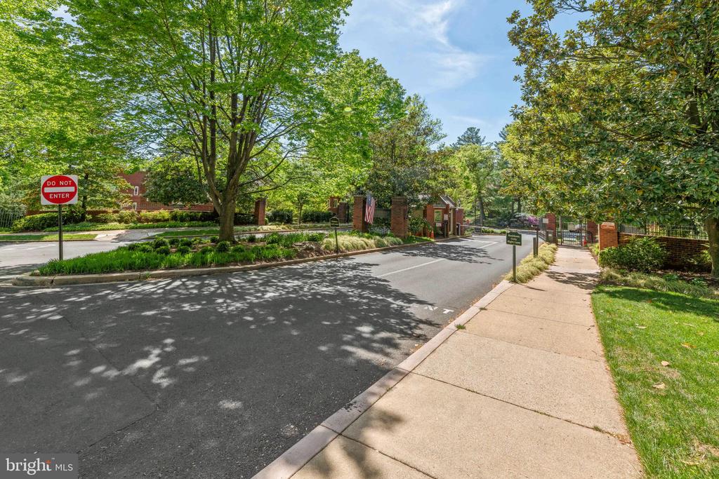 4044 CHANCERY COURT NW